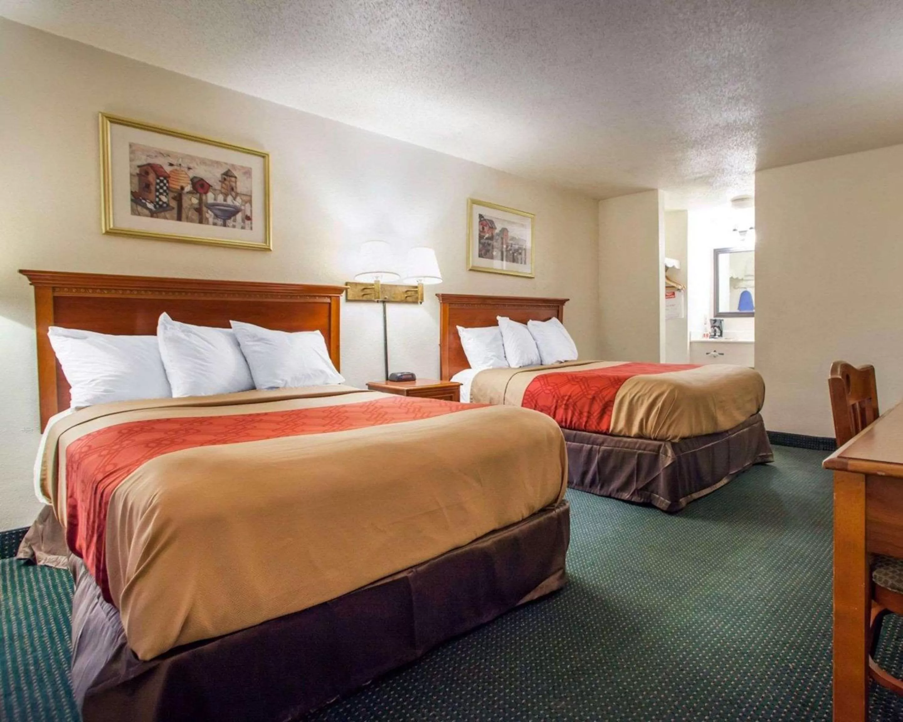Photo of the whole room, Bed in Econo Lodge
