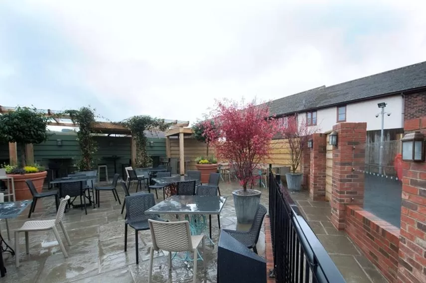 Garden, Restaurant/Places to Eat in The Bath Arms Wetherspoon