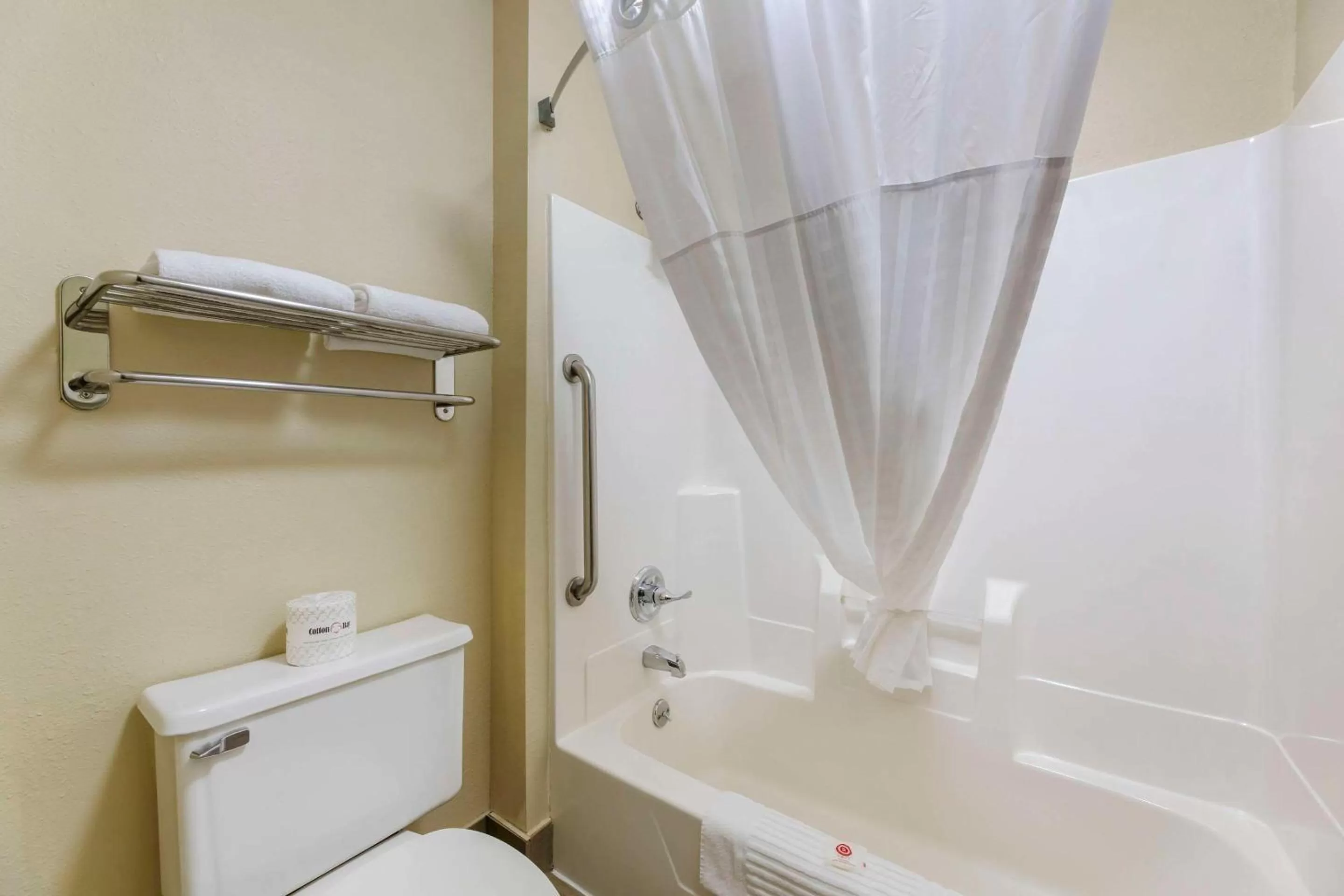 Bedroom in Comfort Inn Mount Vernon Downtown