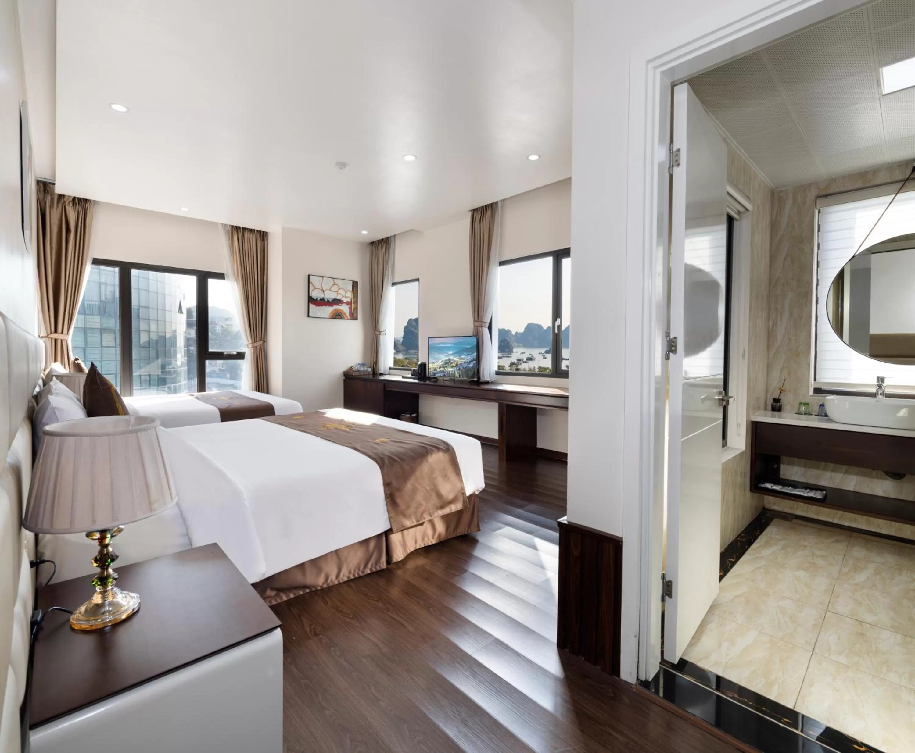 Photo of the whole room, Bed in Diamond Luxury Hotel