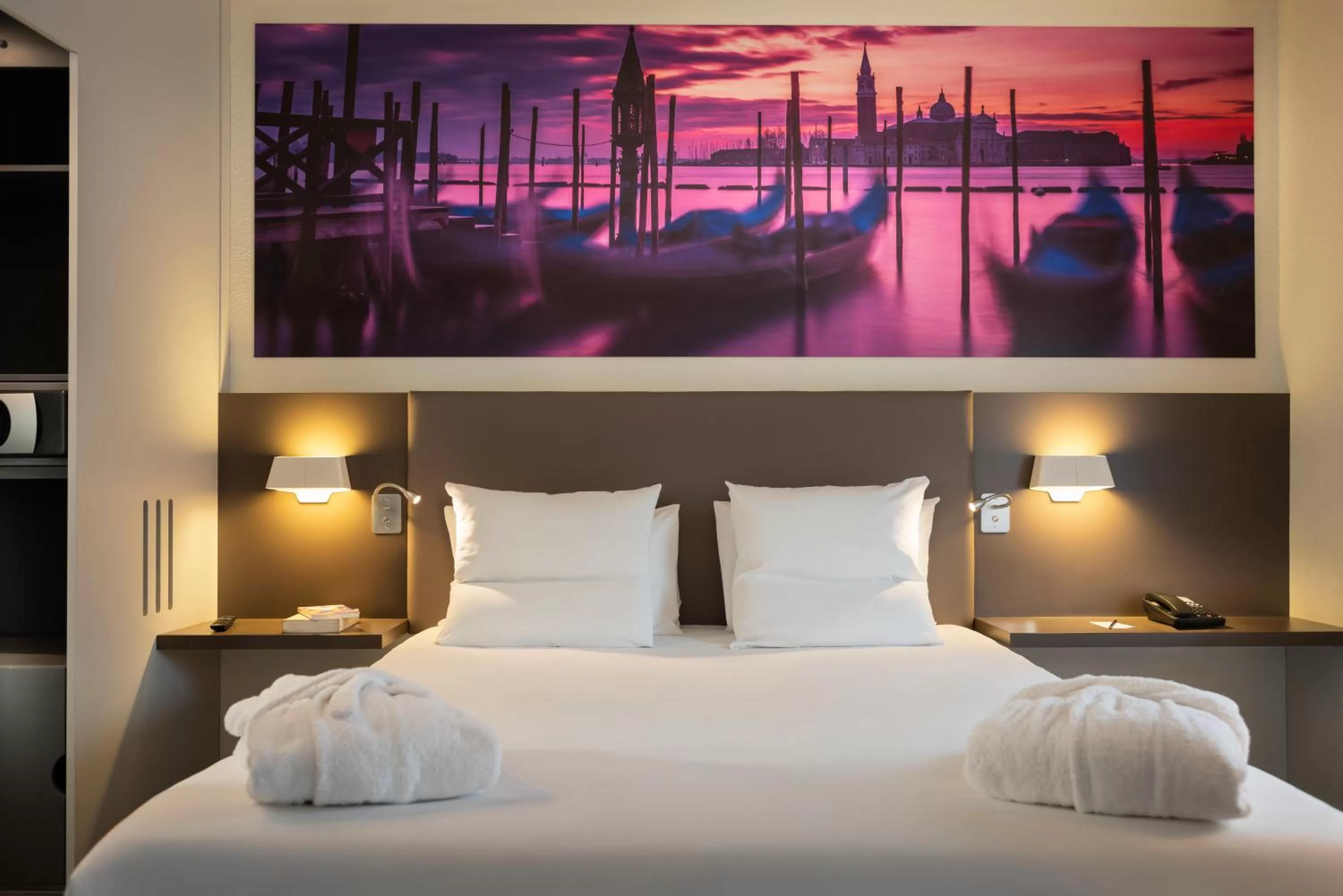 Bed in Novotel Suites Paris CDG Airport Villepinte