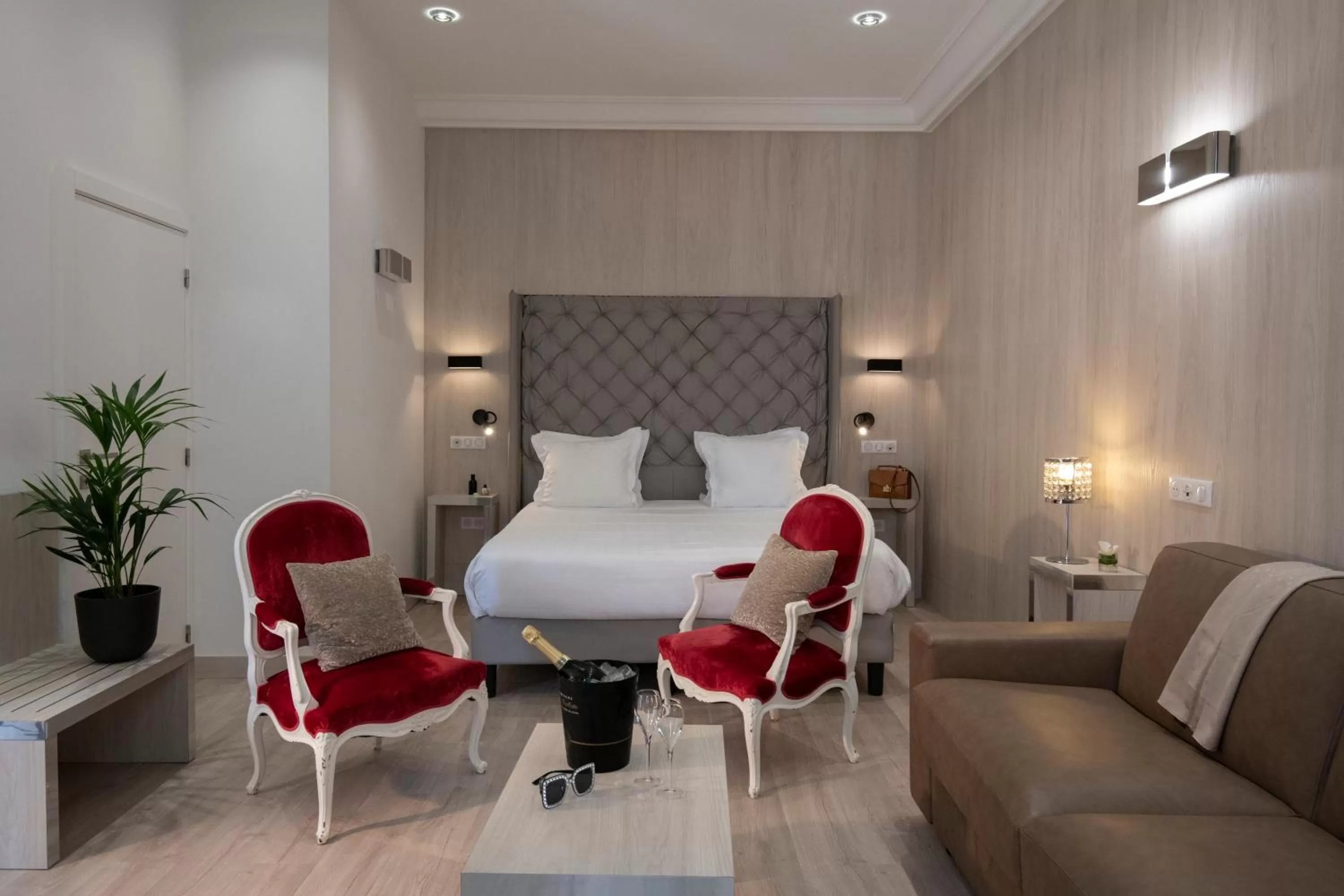 Bedroom, Bed in GOLDEN TULIP CANNES HOTEL de PARIS