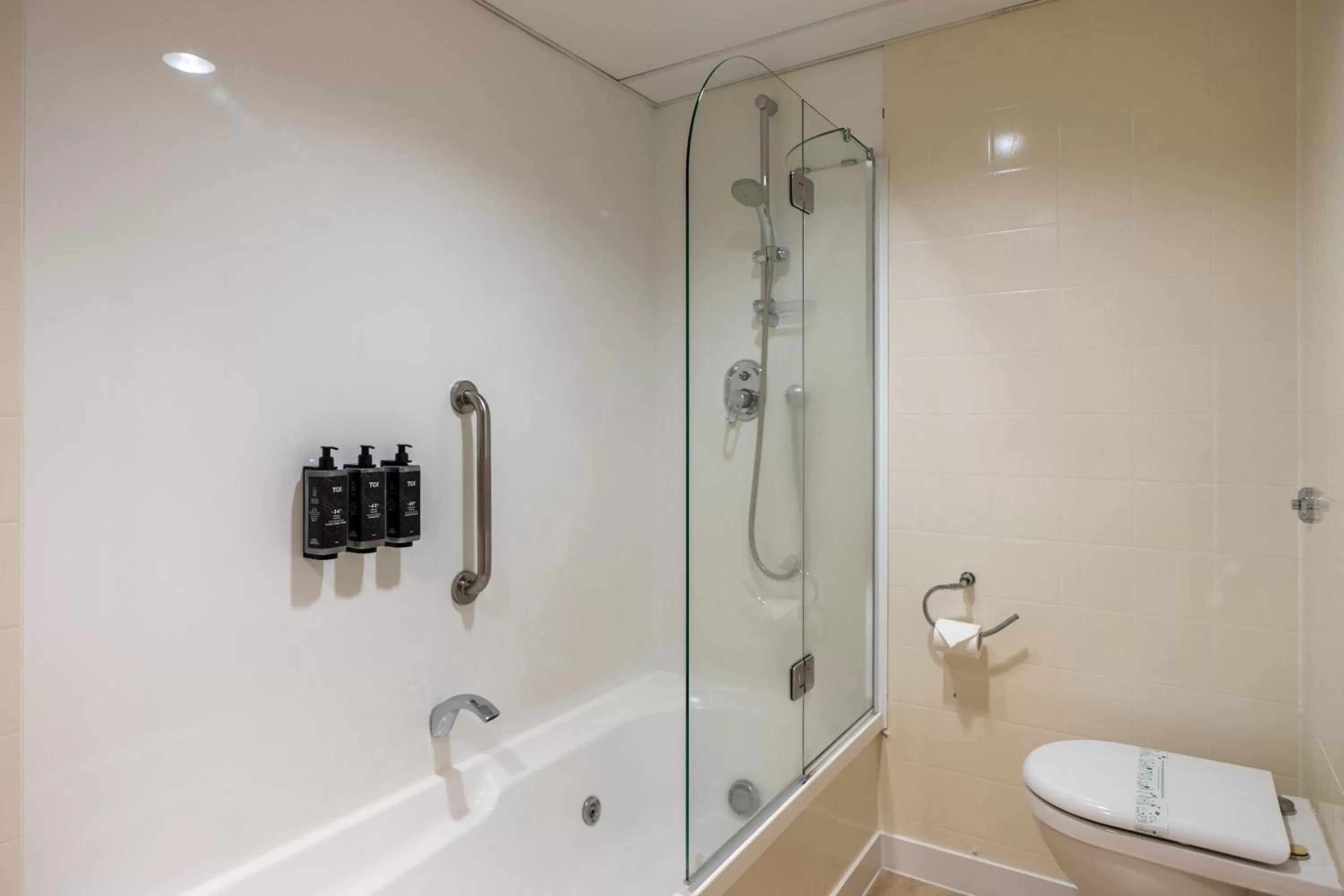 Bathroom in Hotel Armitage and Conference Centre