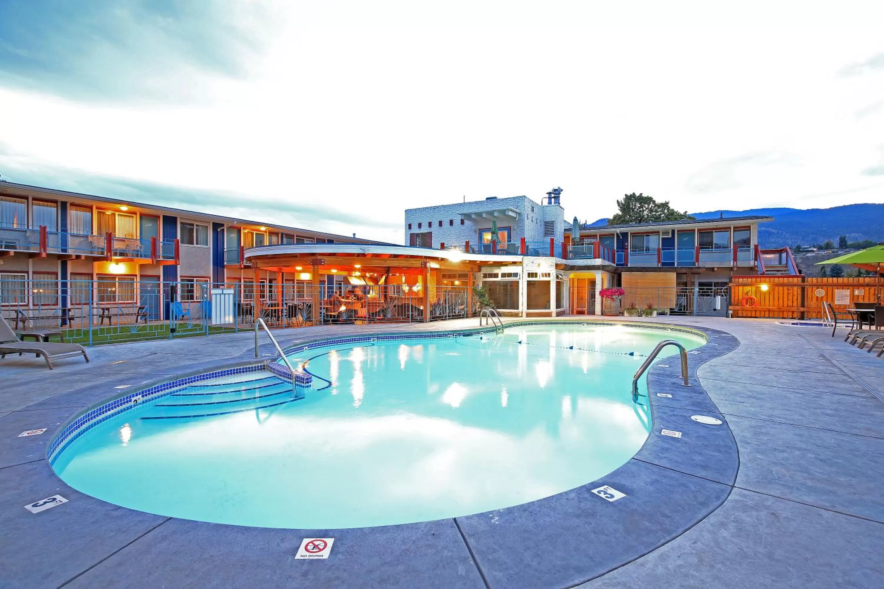 Swimming pool in Bowmont Motel