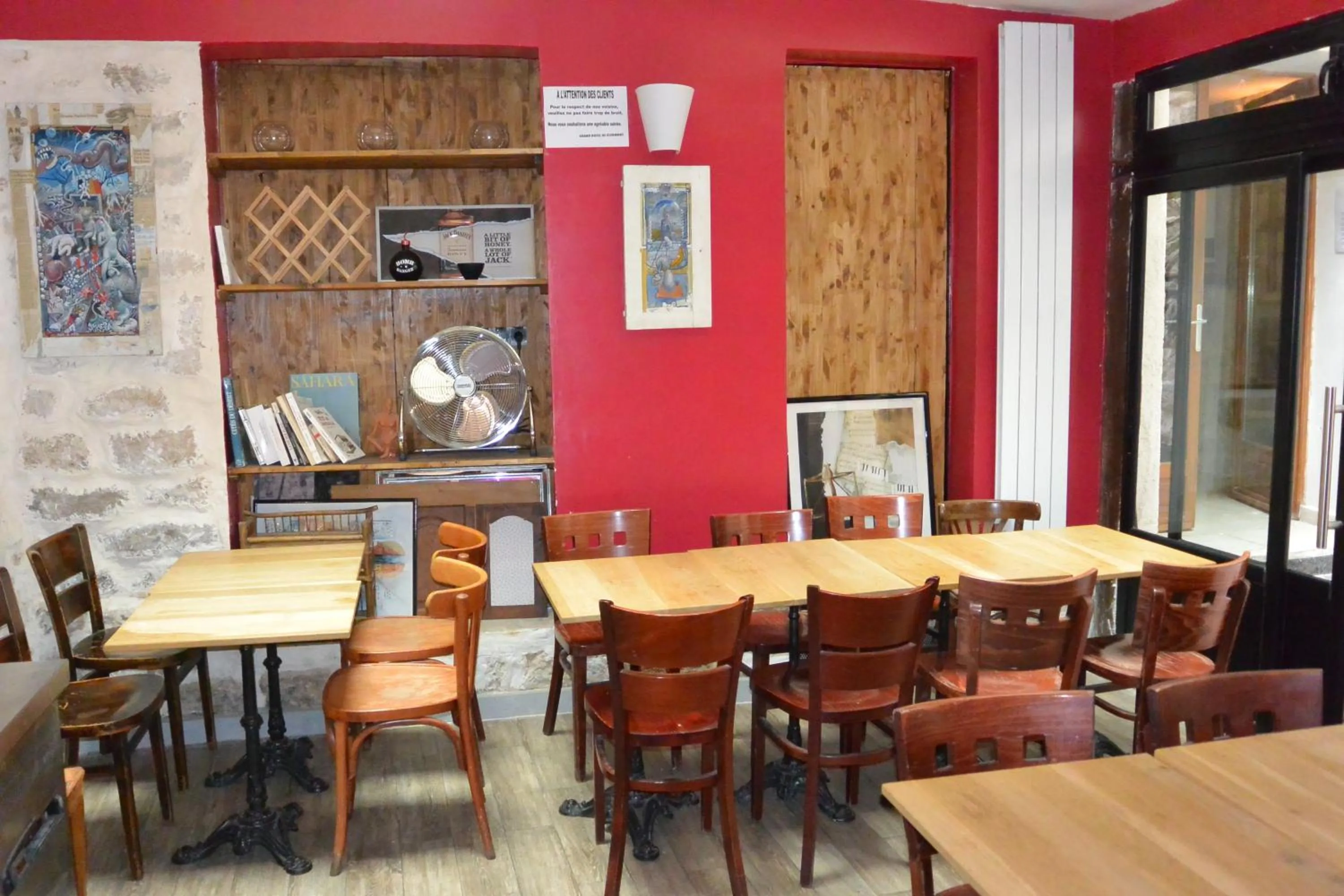 Communal lounge/ TV room in Grand Hôtel de Clermont