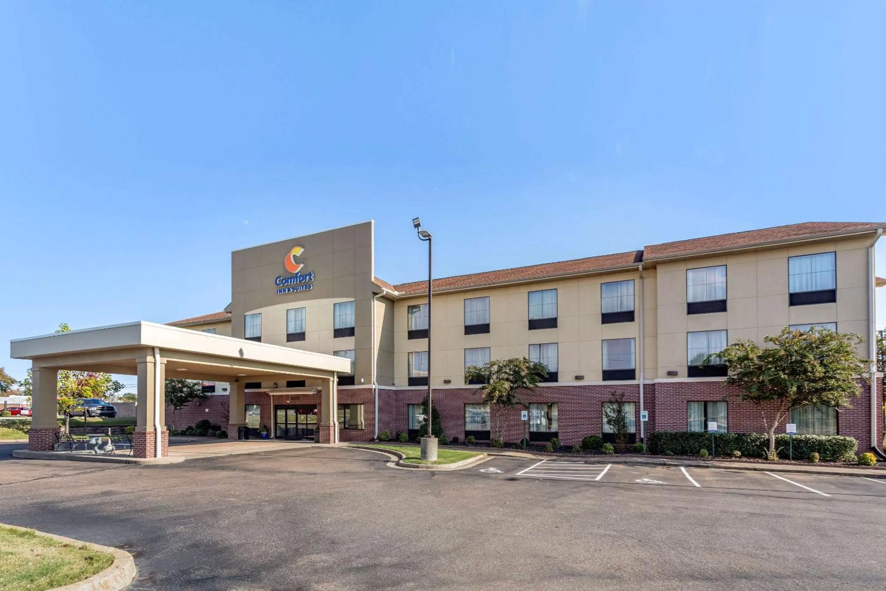 Property building in Comfort Inn & Suites Atoka-Millington