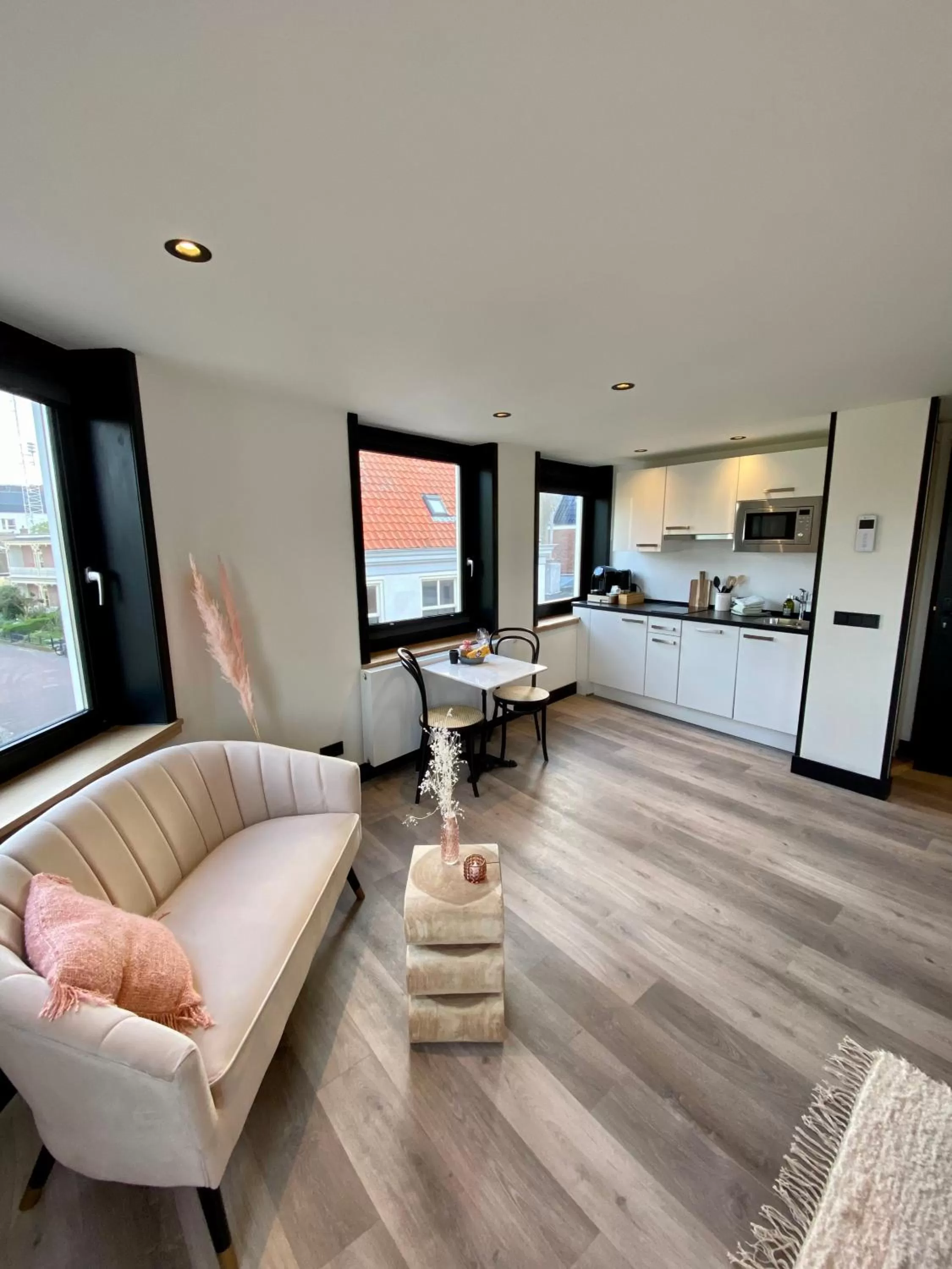 Kitchen or kitchenette, Seating Area in Boutique Hotel LE•BAR