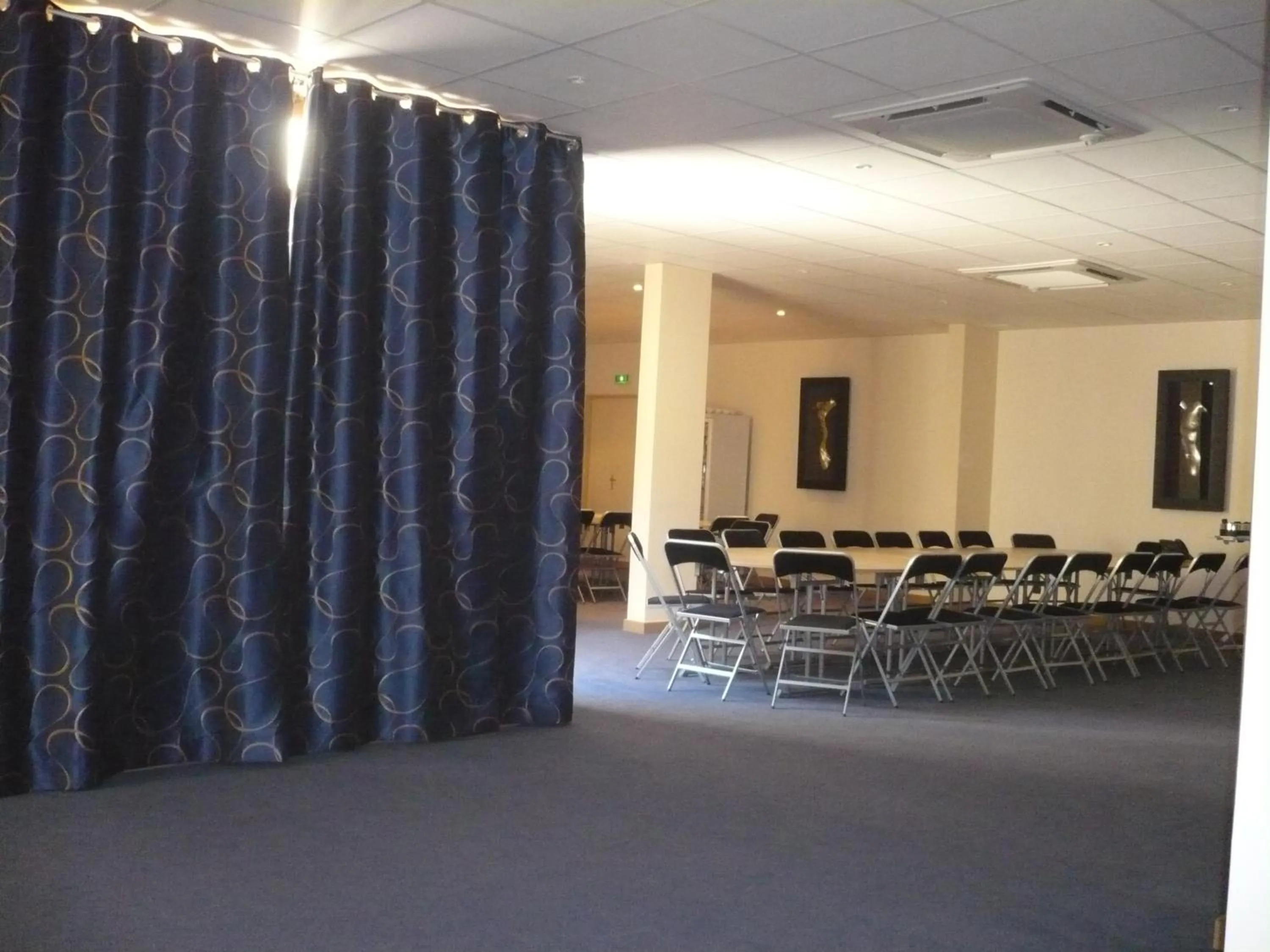 Business facilities in Hotel De France