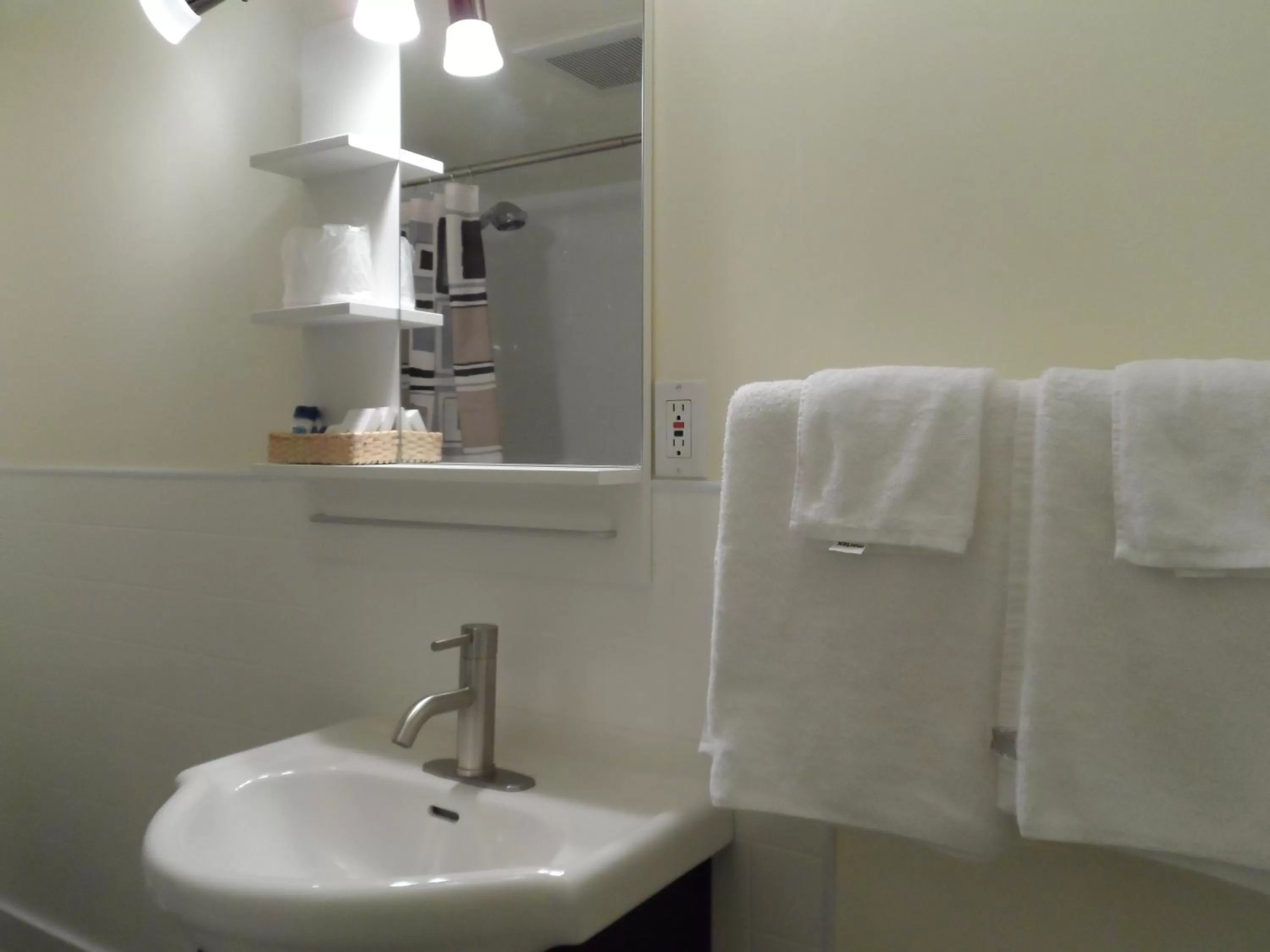 Bathroom in Cherry Tree Inn