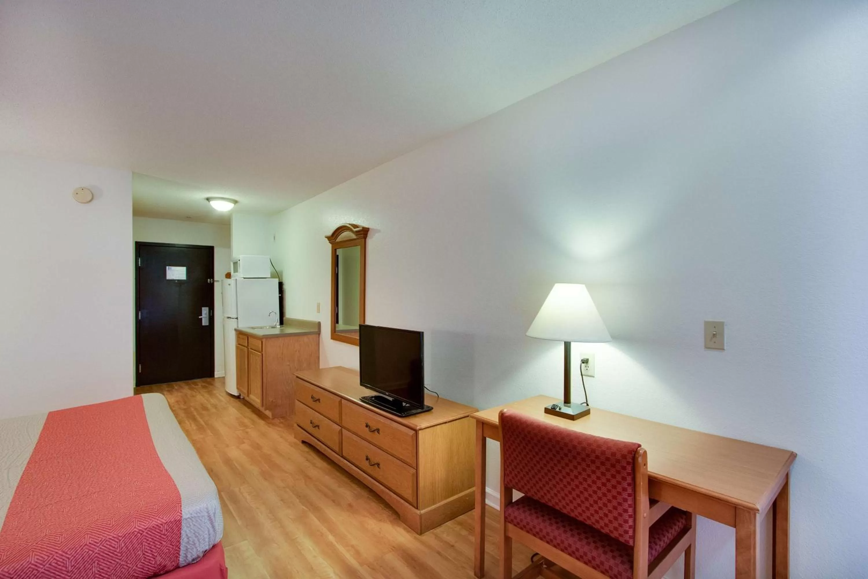 TV and multimedia, Bed in Motel 6-Hinesville, GA