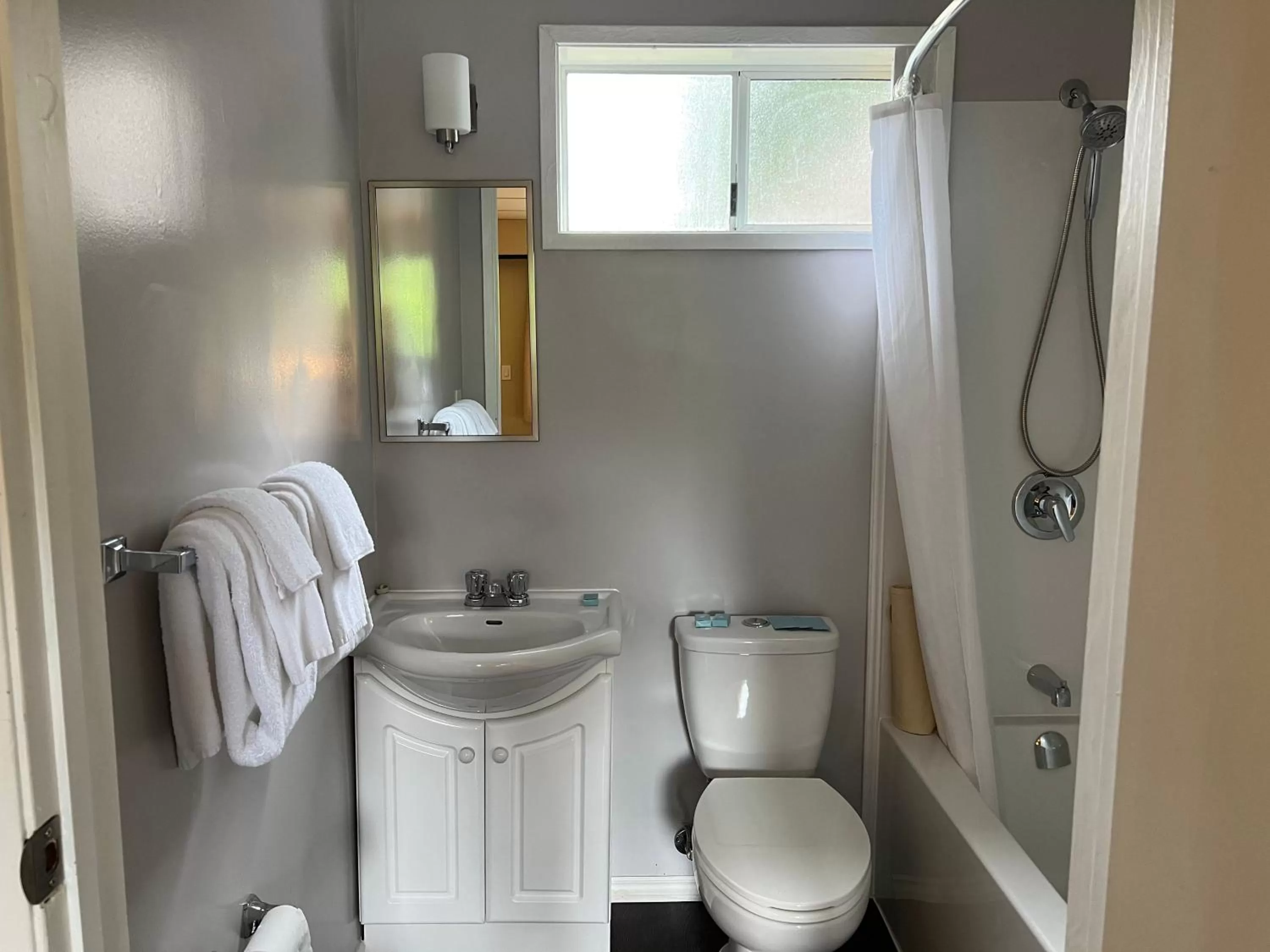 Pioneer Inn by the River