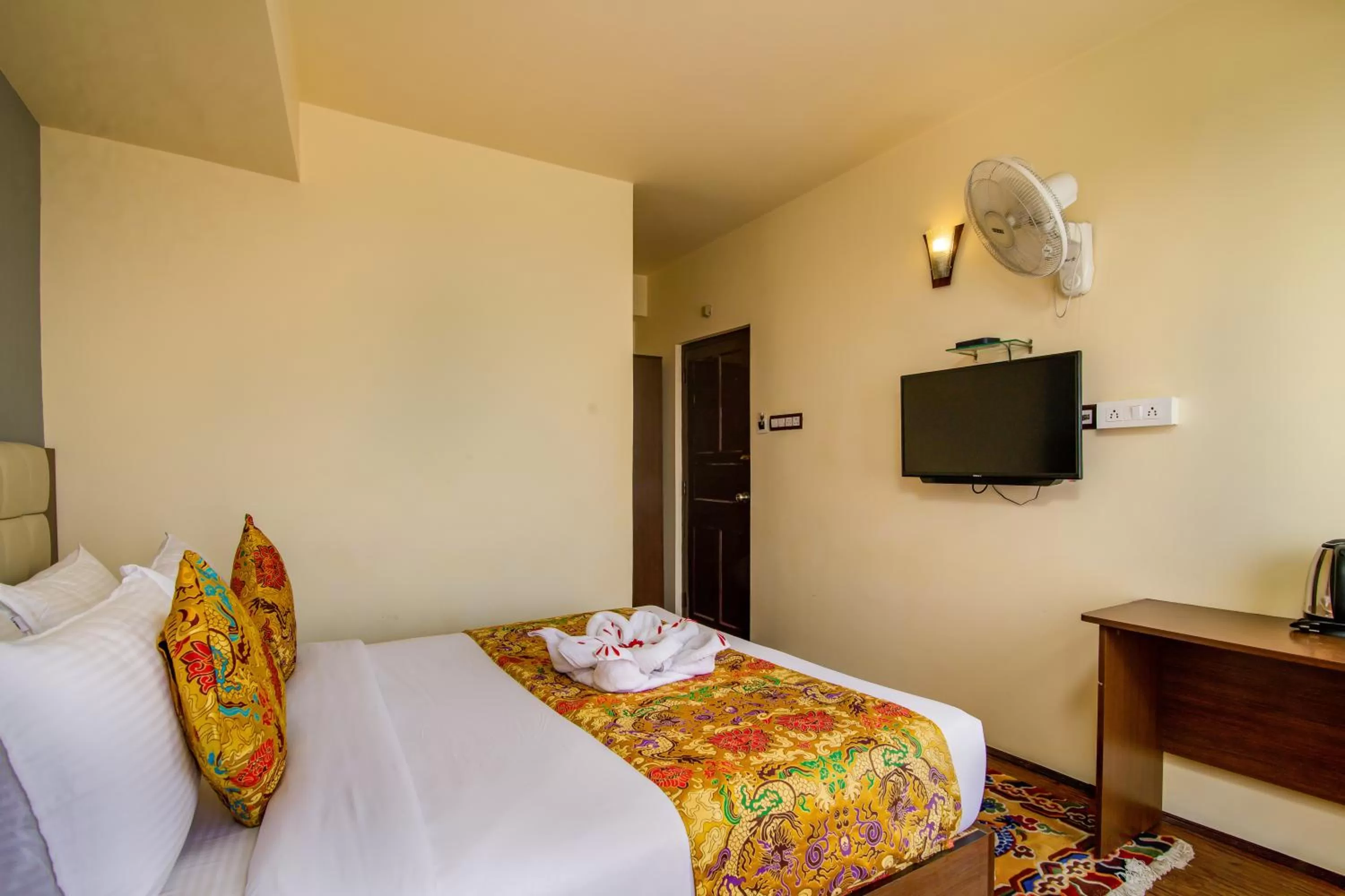 Bedroom, Bed in Muscatel Grand Silkroute - 300 Mts from MG Marg