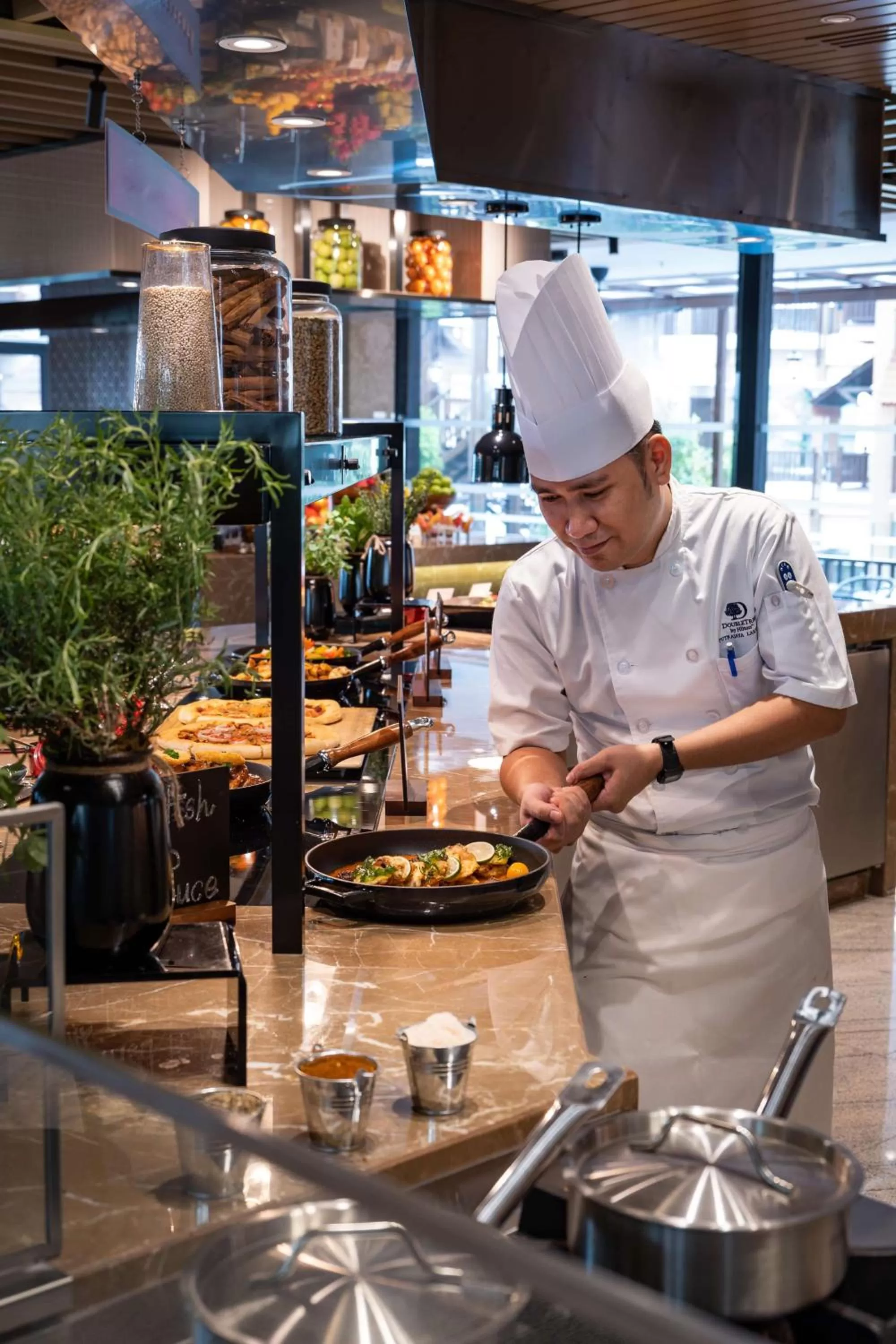 Restaurant/places to eat in DoubleTree by Hilton Putrajaya Lakeside