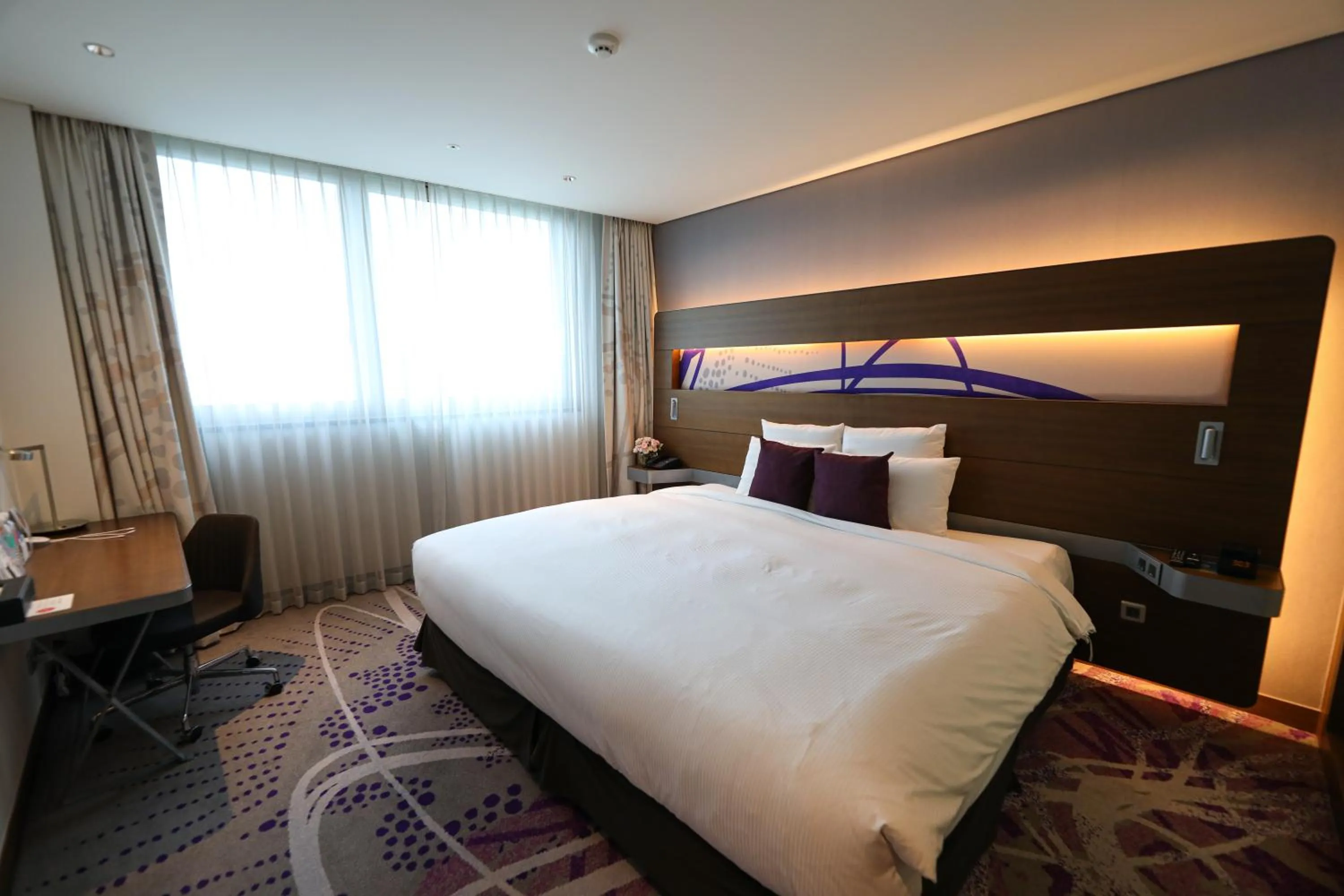 Bed in Novotel Ambassador Suwon