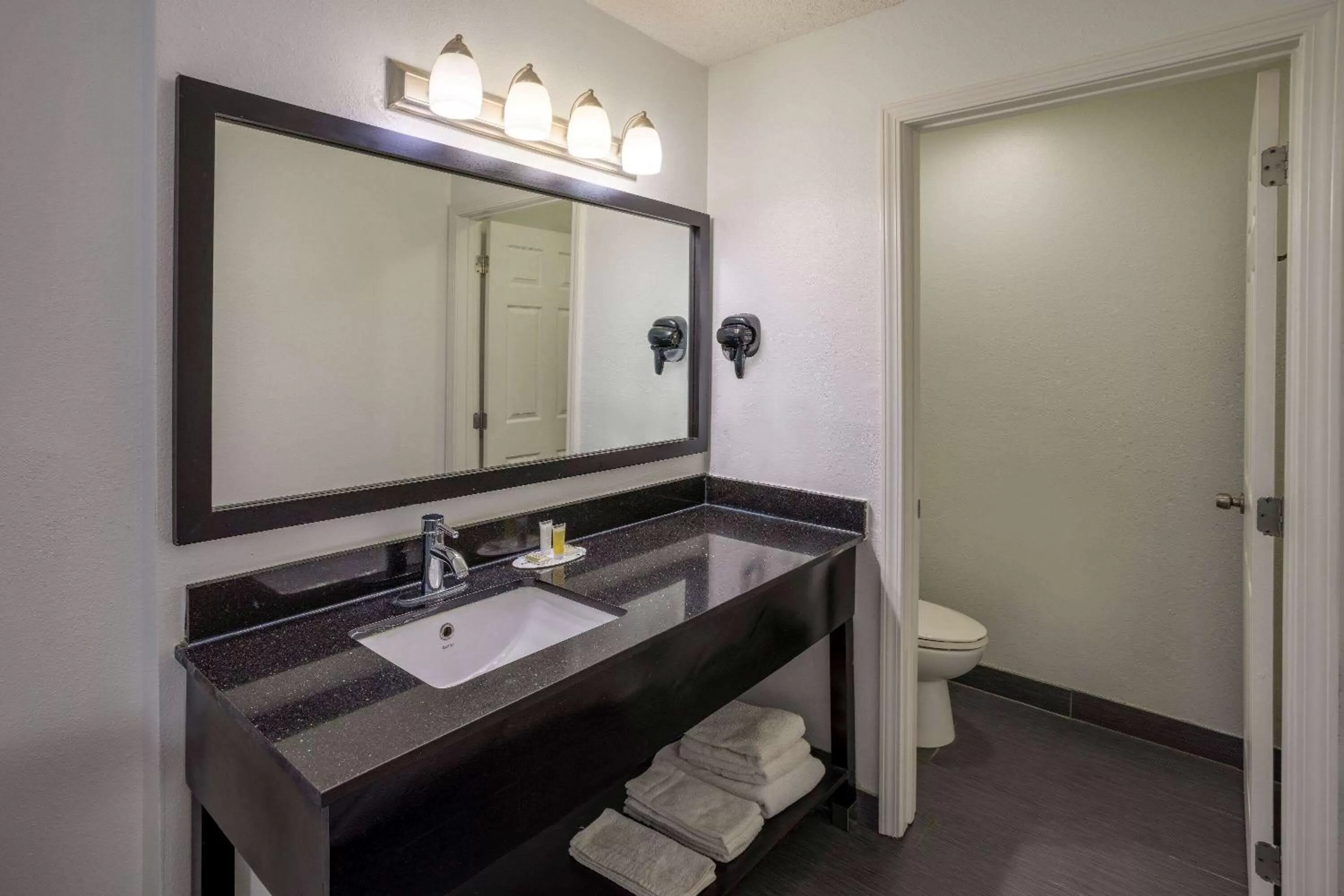 TV and multimedia in Super 8 by Wyndham Villa Rica