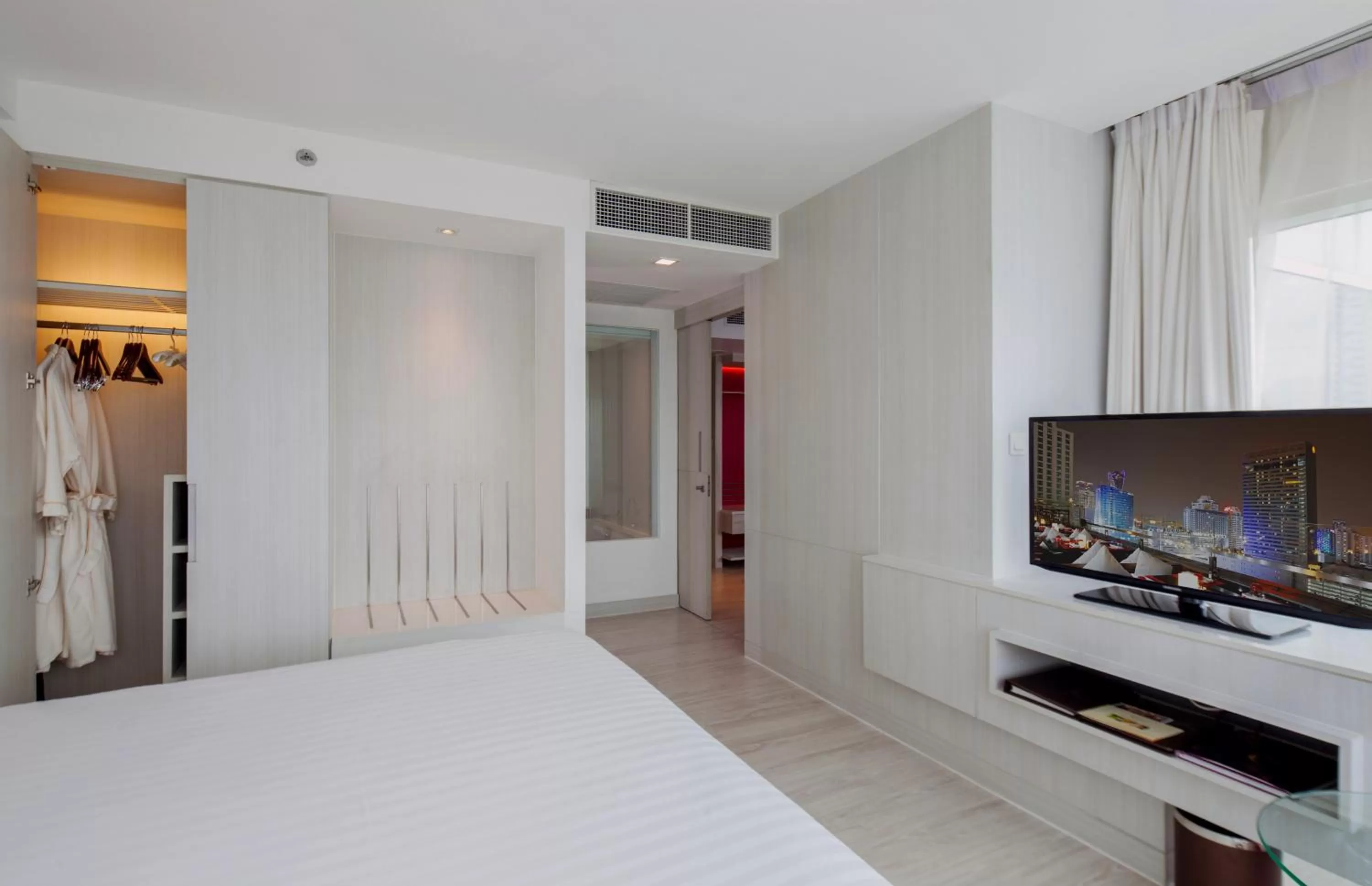 Photo of the whole room, Bed in Centara Watergate Pavilion Hotel Bangkok