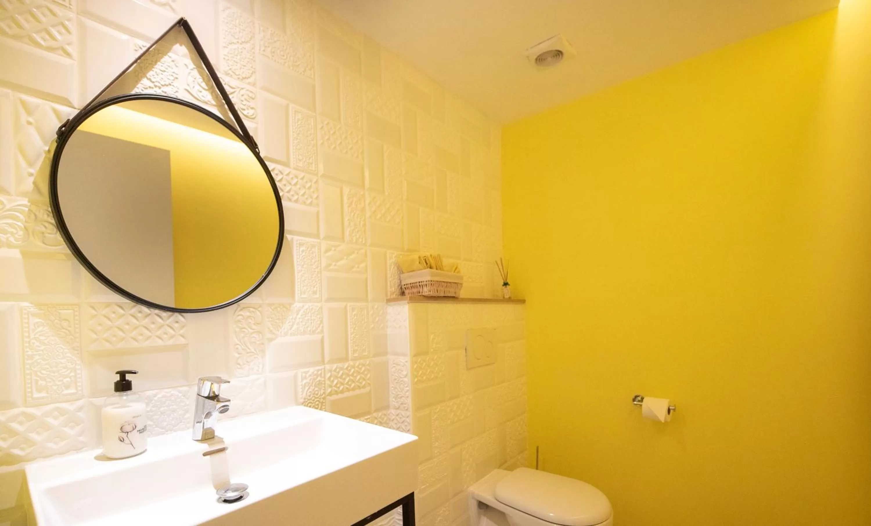 Public Bath in Hostal Blanca