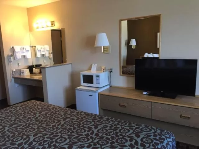 TV and multimedia, Bed in Days Inn by Wyndham Hurricane/Zion National Park Area