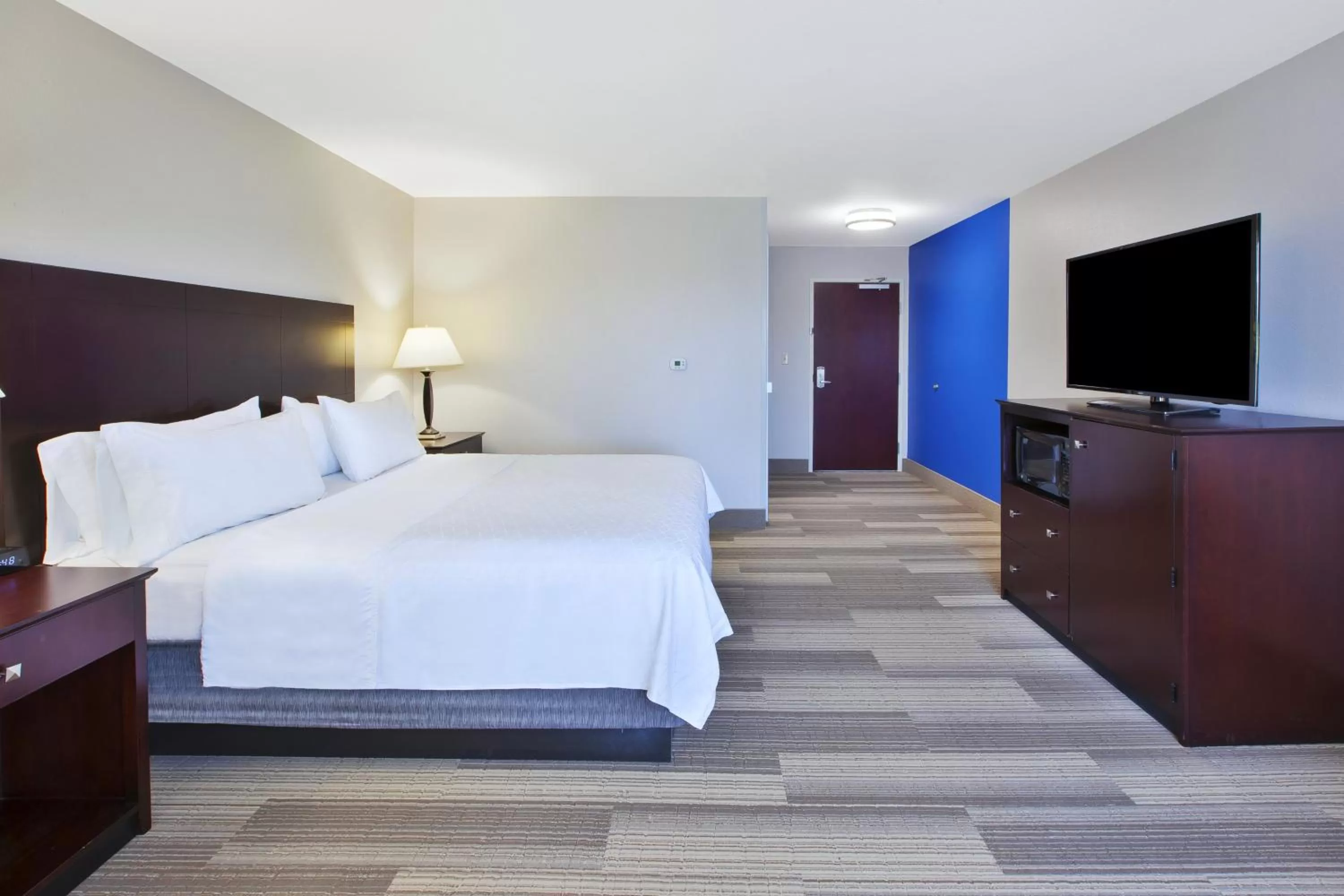 Photo of the whole room, Bed in Holiday Inn Express Niles by IHG