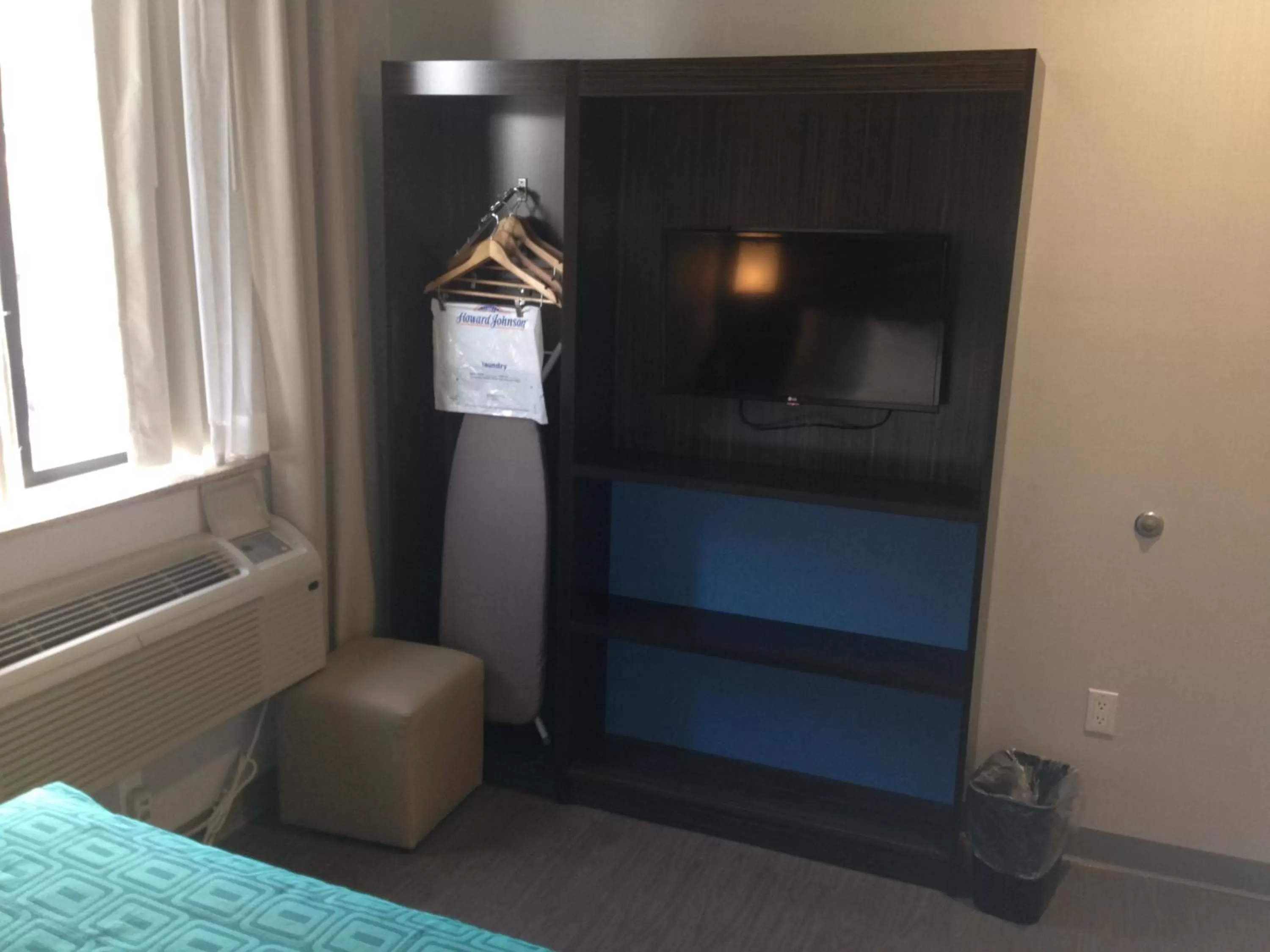 Bedroom, Bed in Rockaway Hotel