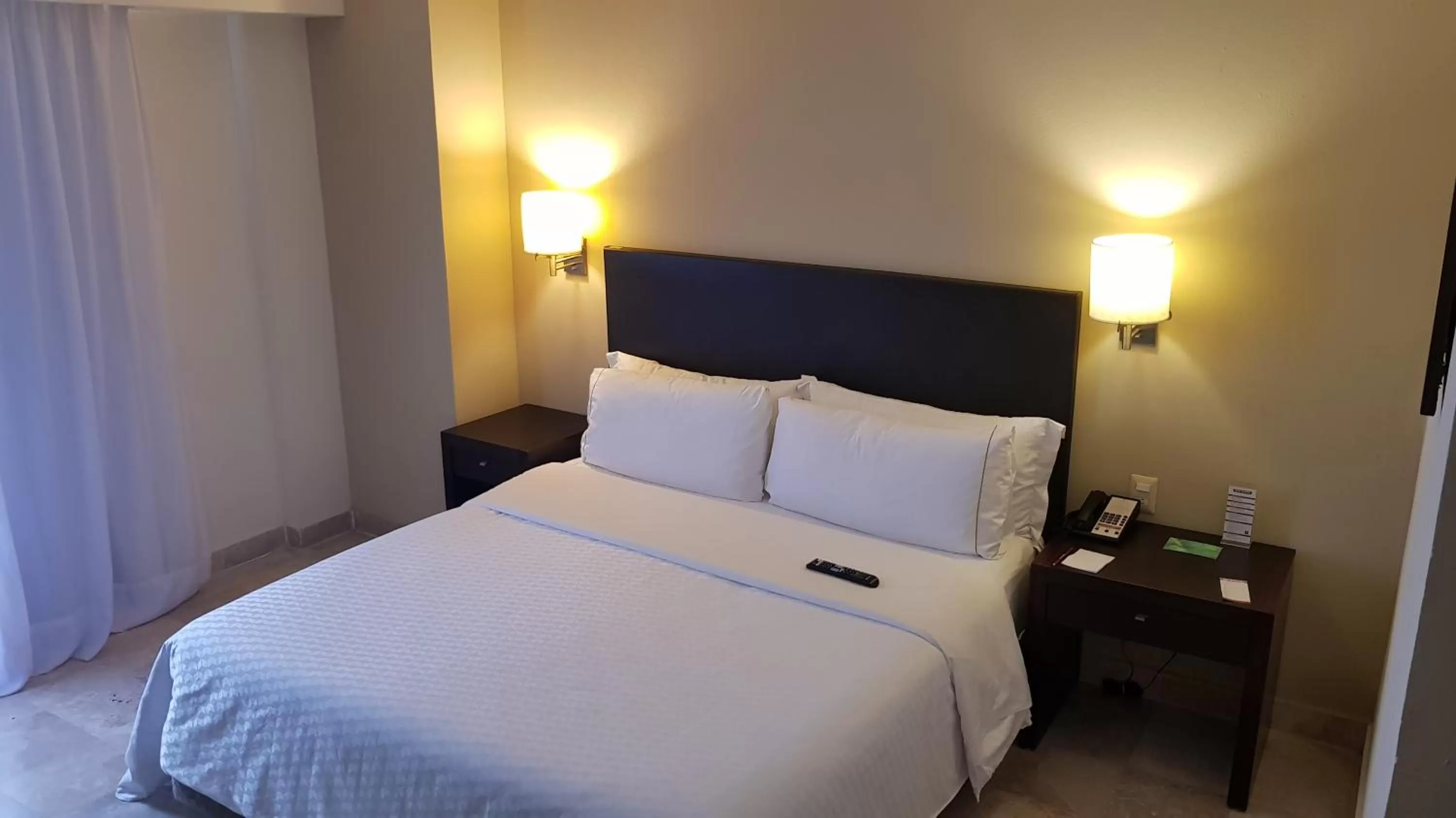 Photo of the whole room, Bed in Fiesta Inn Coatzacoalcos