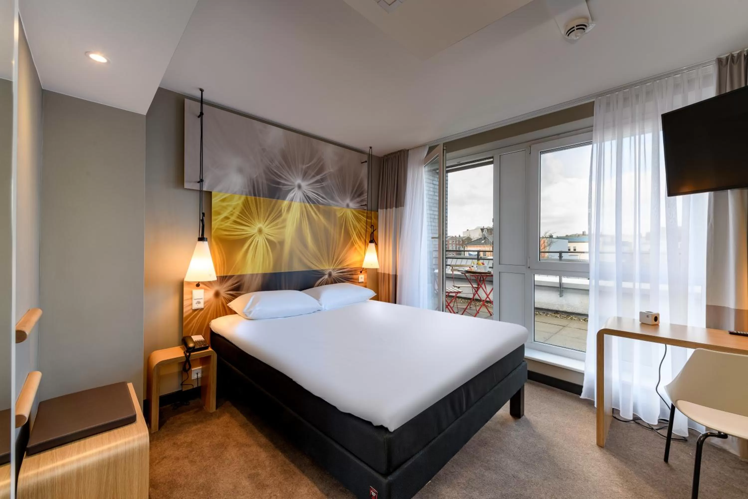 Photo of the whole room, Bed in ibis Luebeck City