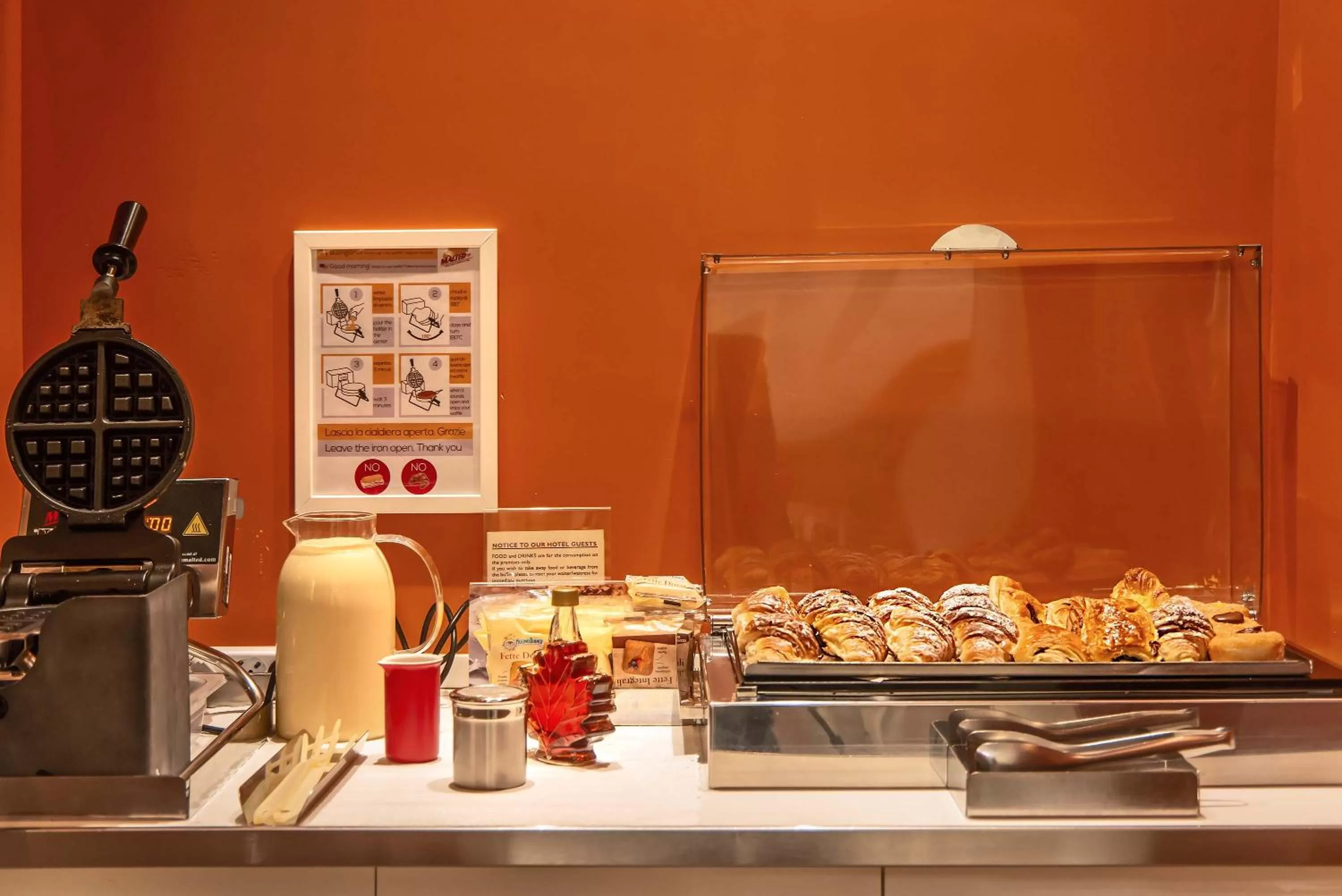 Food and drinks in Hotel White