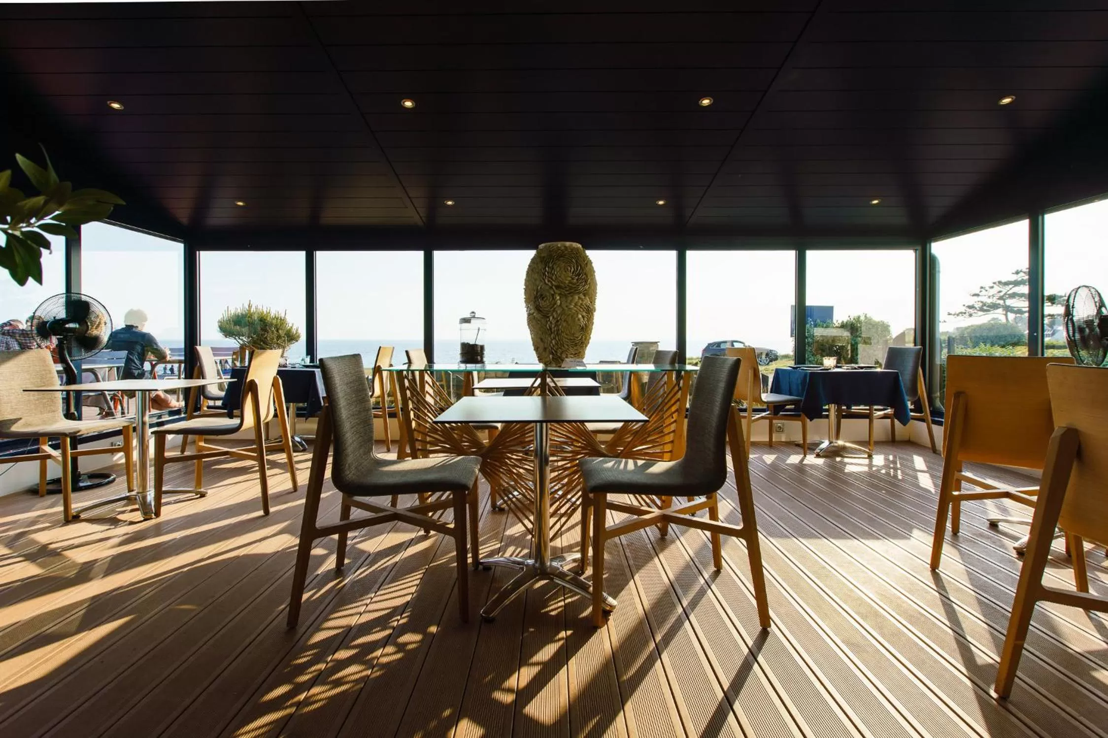 Patio, Restaurant/Places to Eat in Ar Men Du, Hôtel 3 Etoiles Restaurant Gastronomique Durable