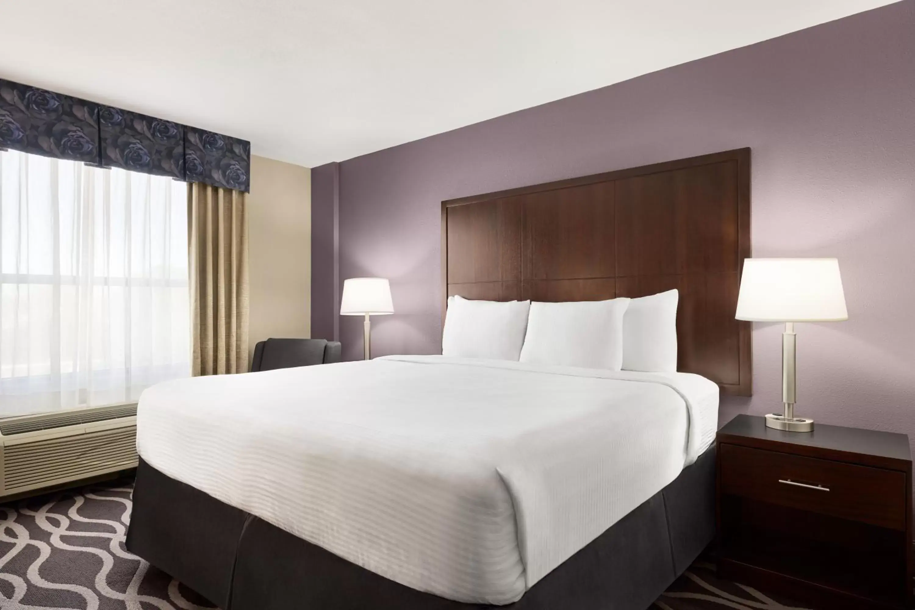 1 King Bed, Mobility Accessible Room, Bathtub w/ Grab Bars, Non-Smoking in IBAN Hotel, Trademark Collection by Wyndham 1 King Bed, Mobility Accessible Room, Bathtub w/ Grab Bars, Non-Smoking in IBAN Hotel, Trademark Collection by Wyndham