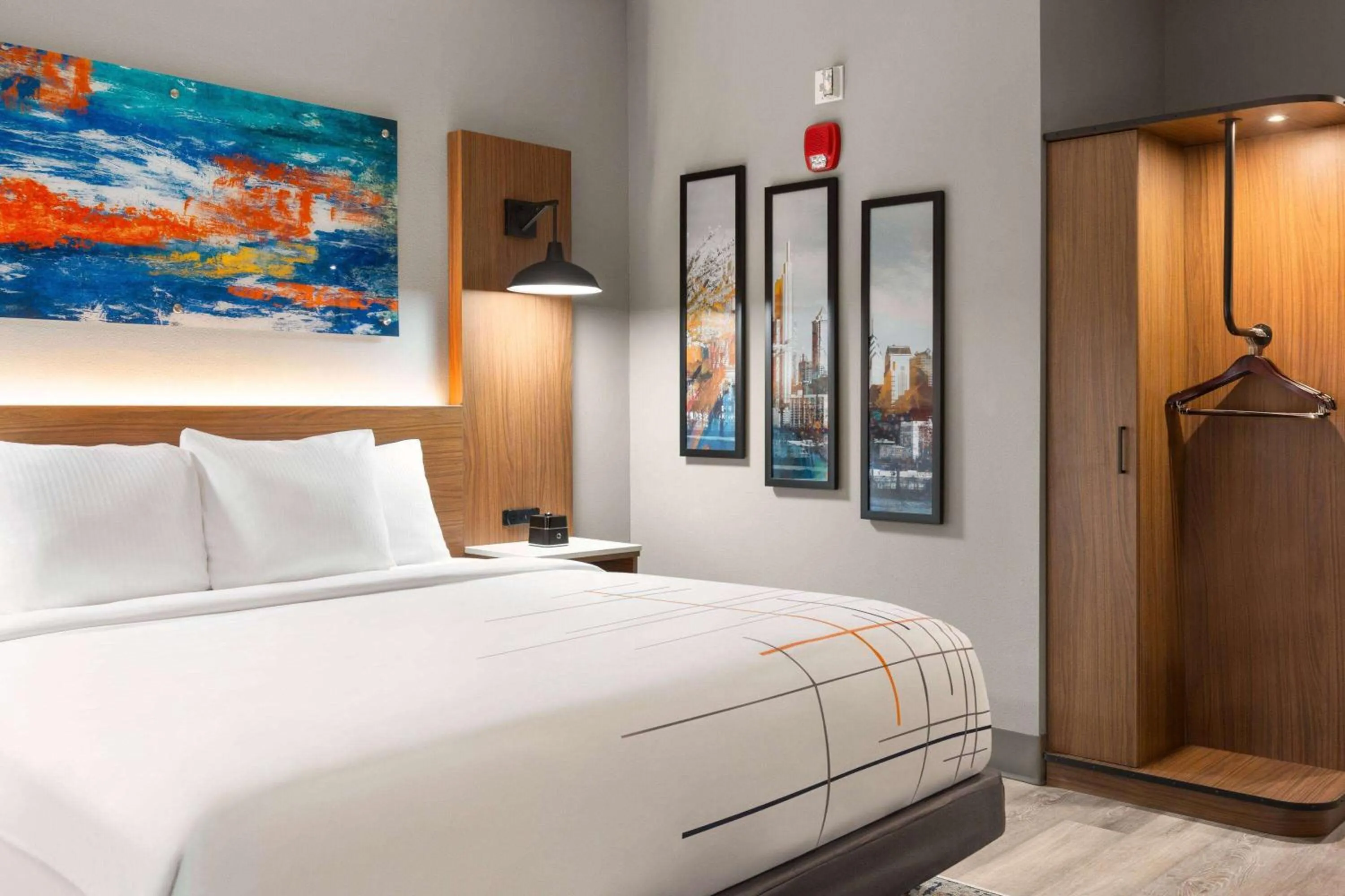 Photo of the whole room, Bed in La Quinta Inn & Suites by Wyndham Mount Laurel Moorestown