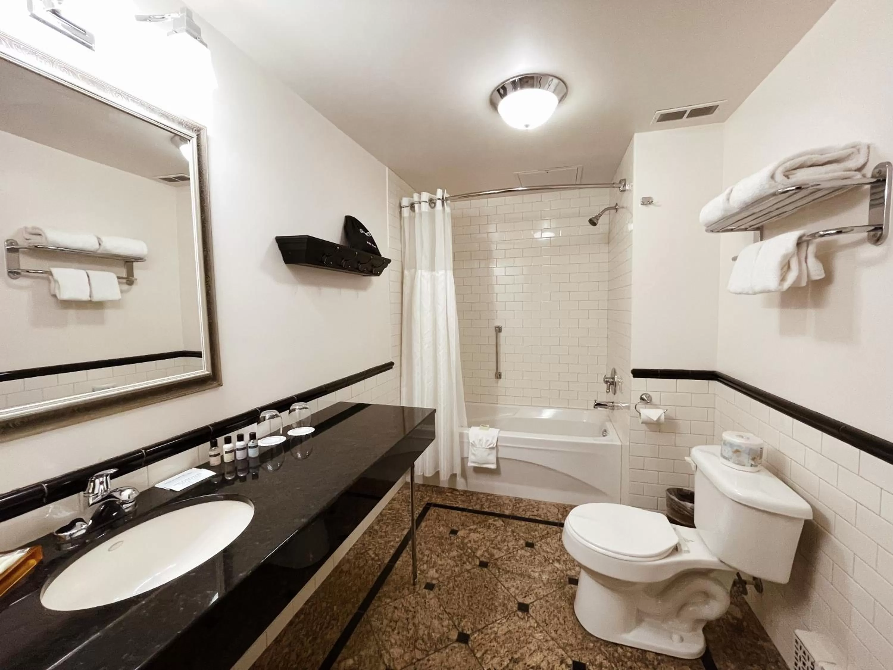 Bed in Hotel Manoir D'Auteuil - Par Aneyro