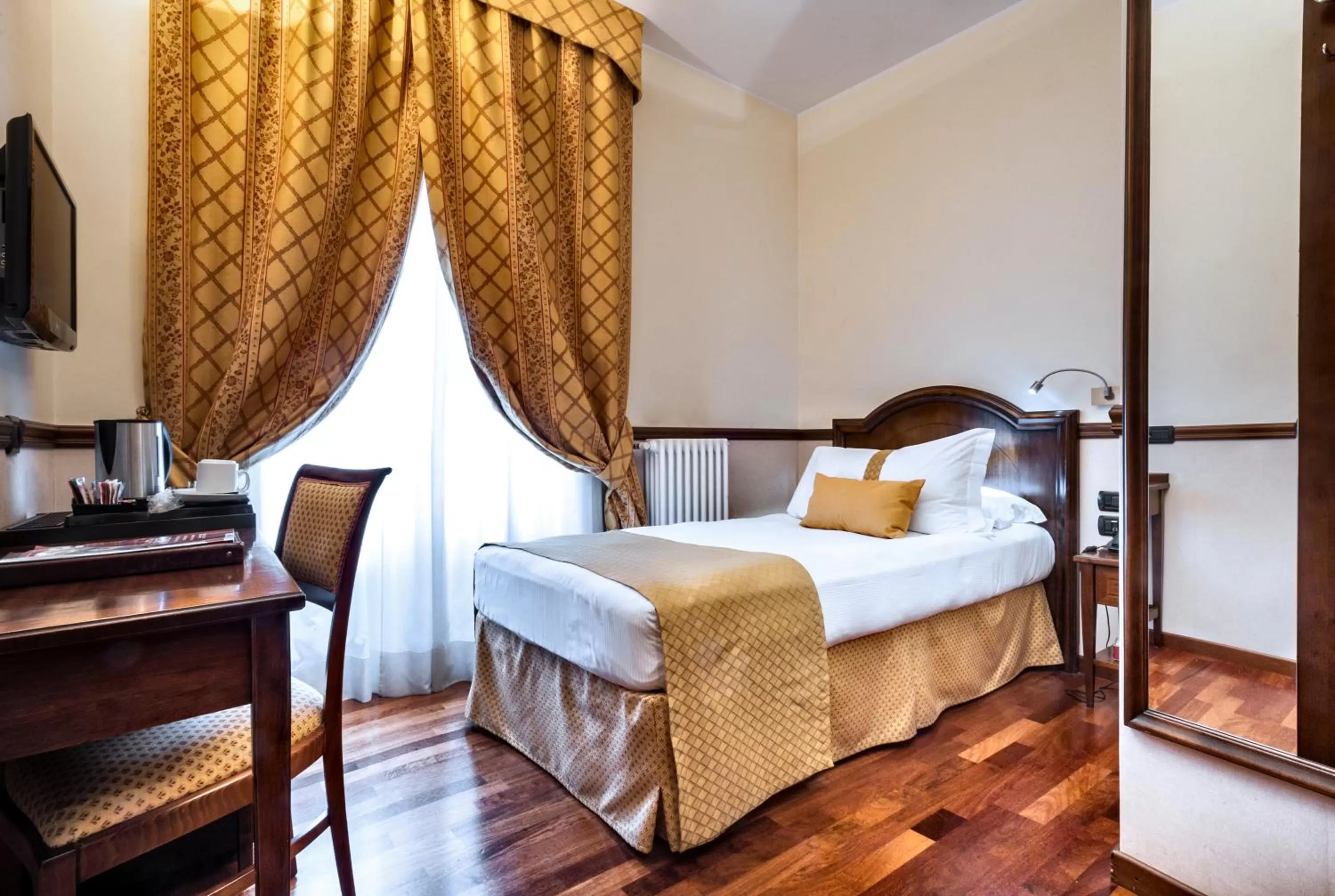 Single Room in WorldHotel Casati 18
