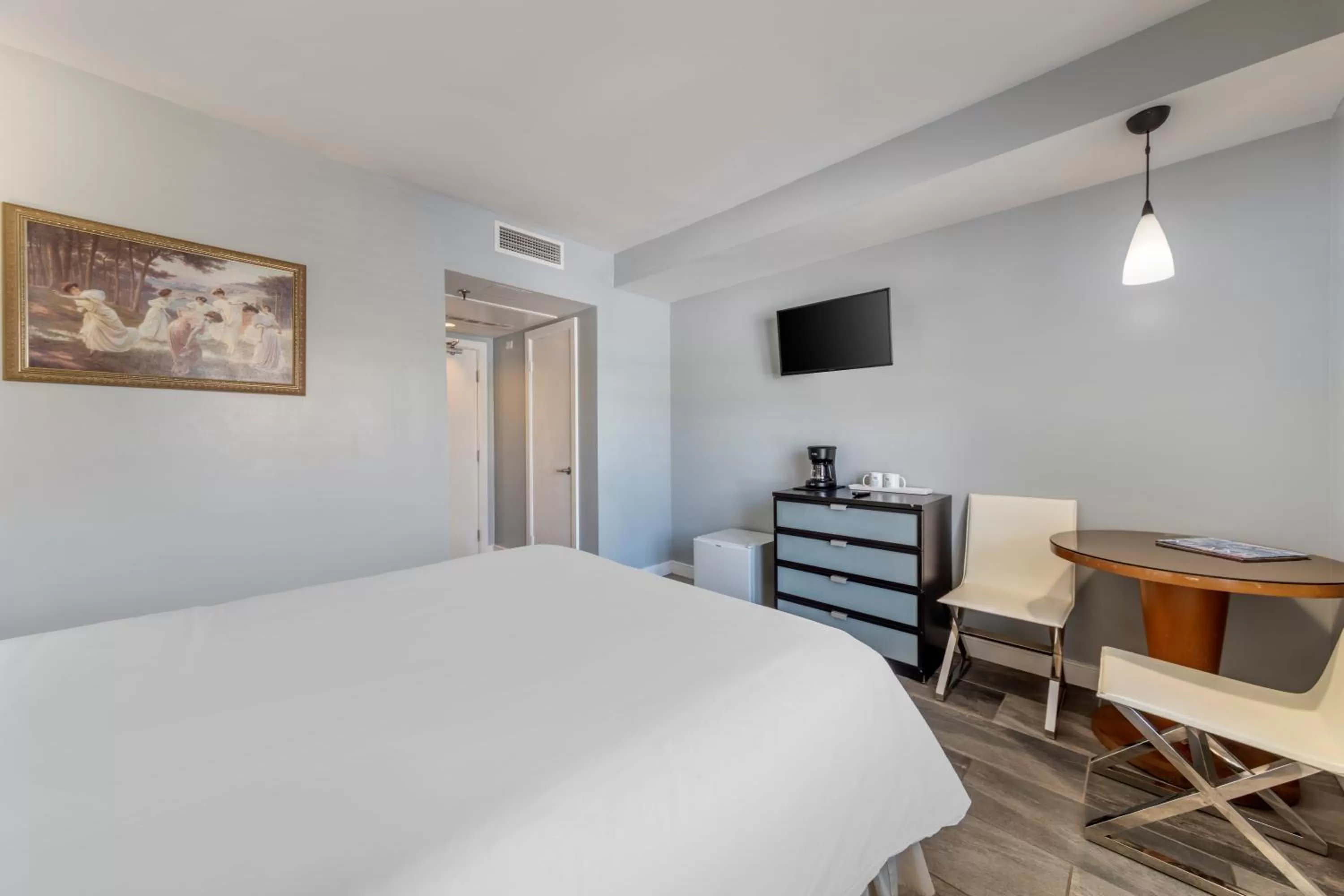 Bed in La Flora by LuxUrban