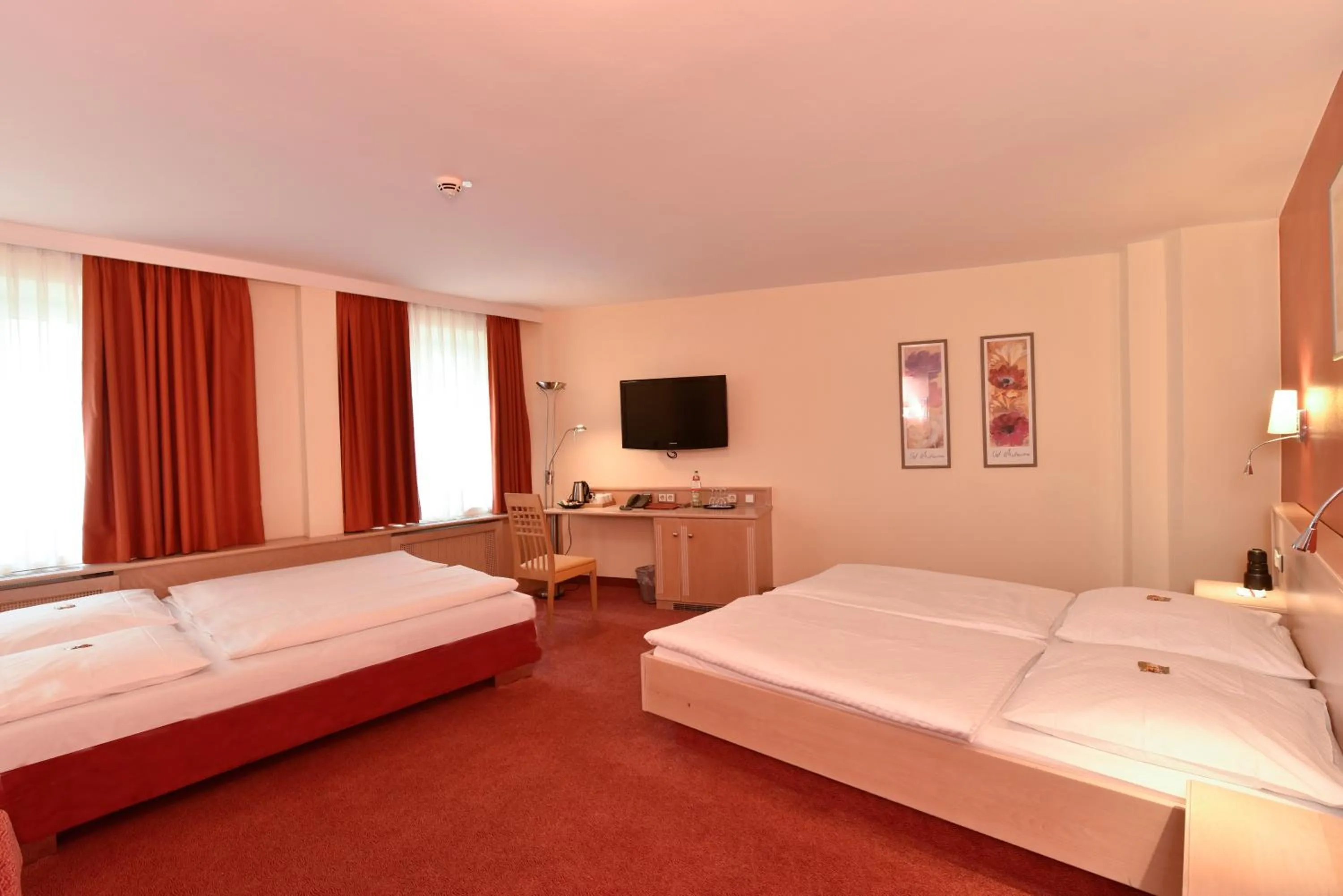 Photo of the whole room, Bed in Hotel ADRIA München