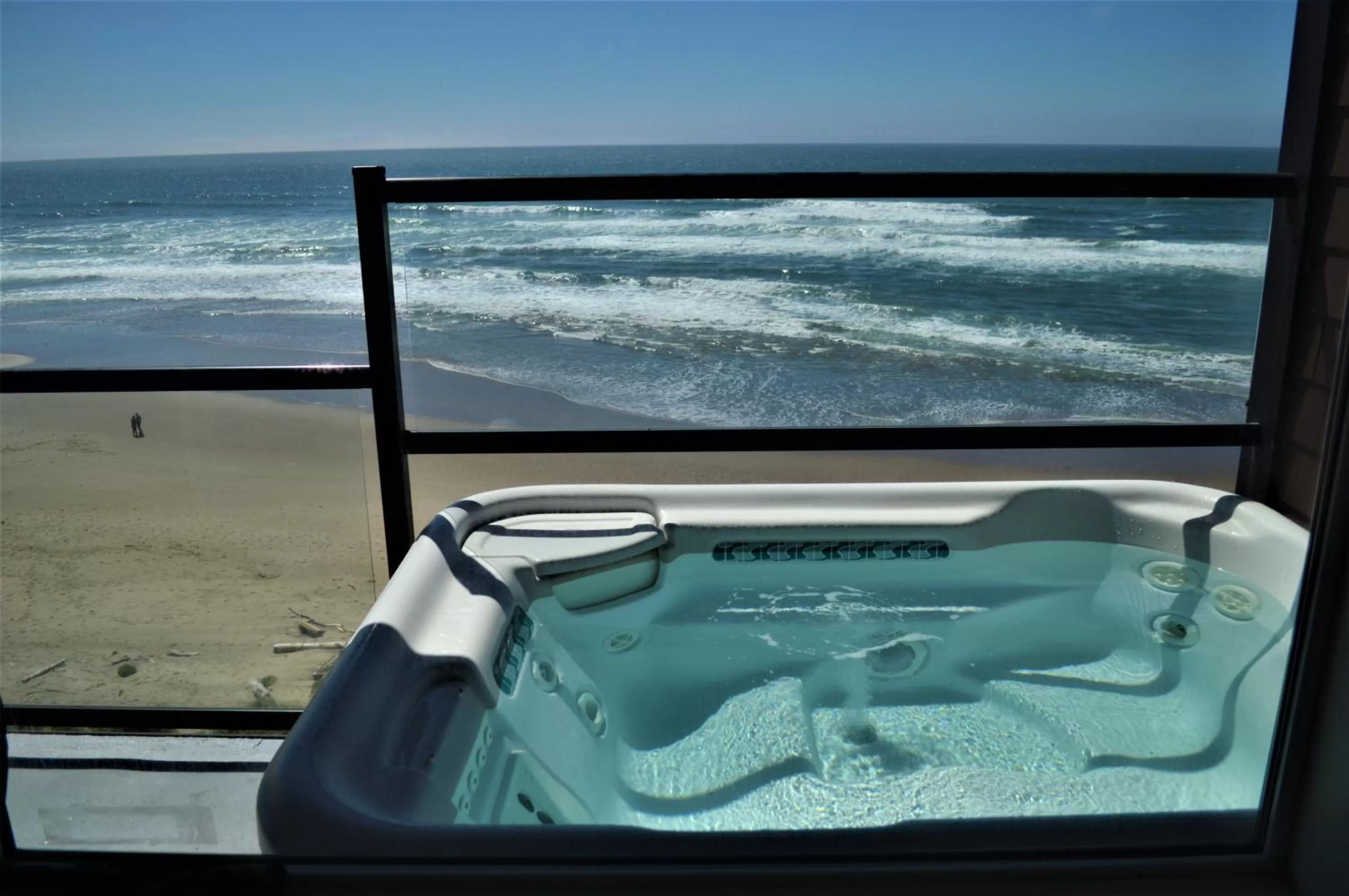 Hot Tub in Starfish Manor Oceanfront Hotel