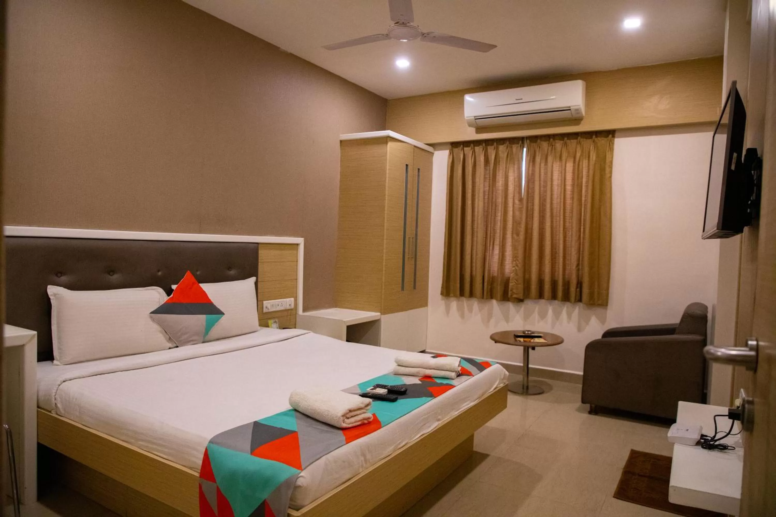 Photo of the whole room, Bed in Arunaachalaa Resiidency