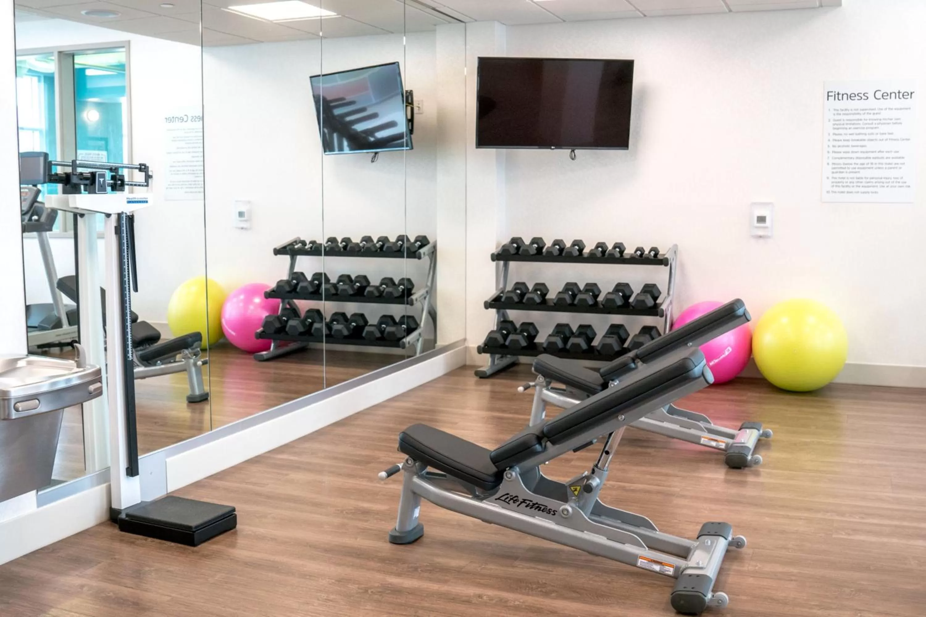 Fitness centre/facilities in Holiday Inn Express & Suites - Brandon by IHG