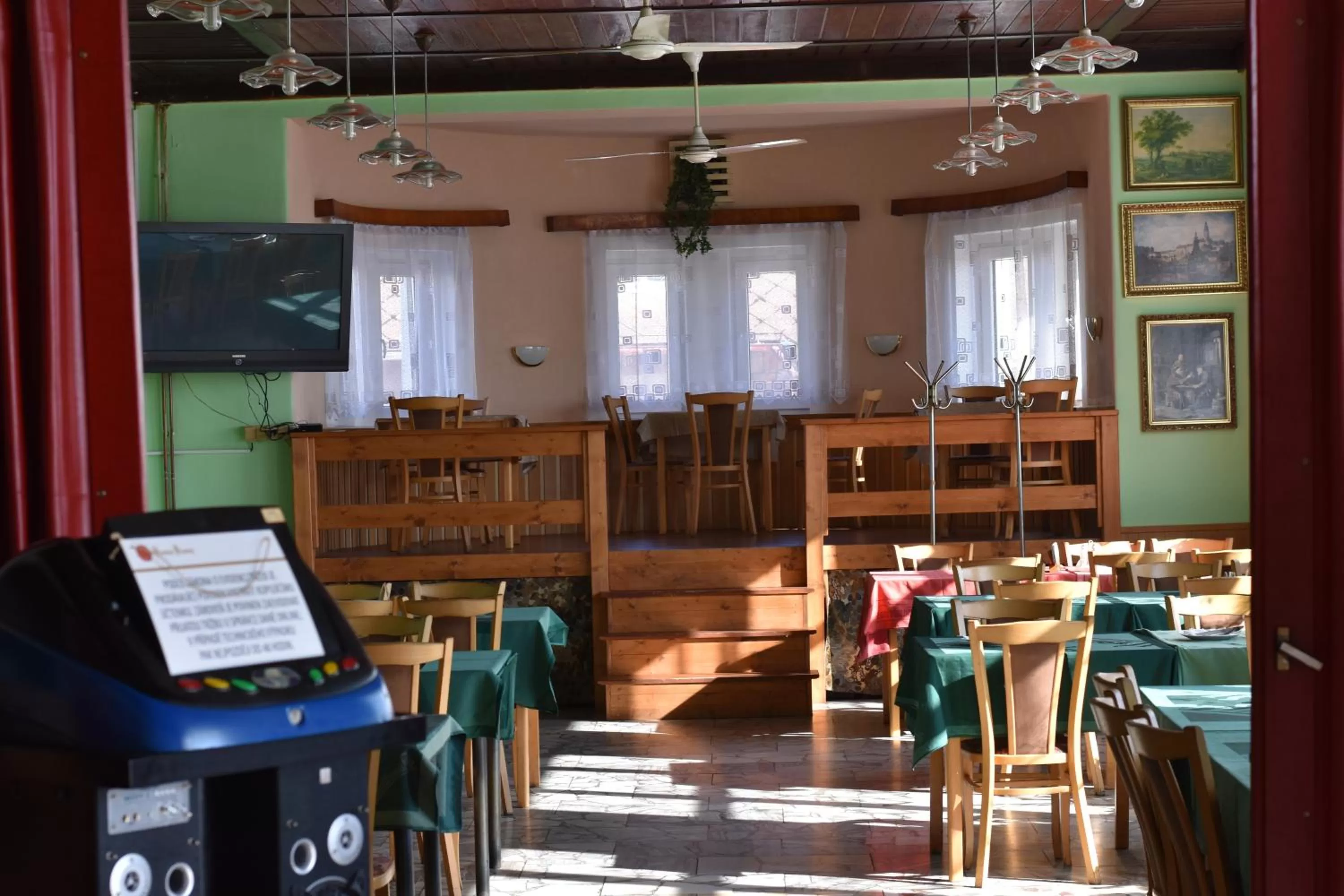 Restaurant/places to eat in Hotel Chata