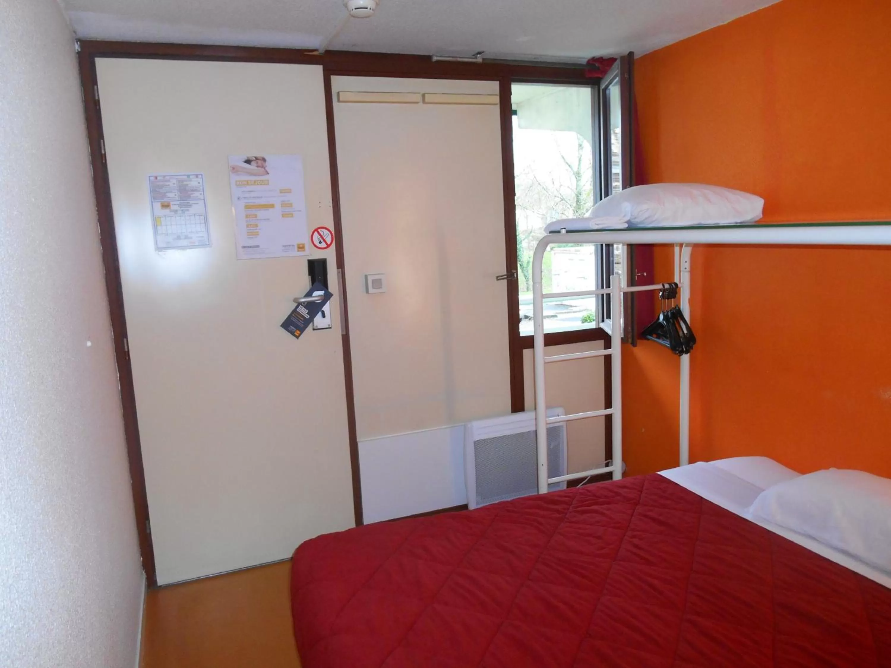 Photo of the whole room, Bed in Premiere Classe Brest Gouesnou Aeroport