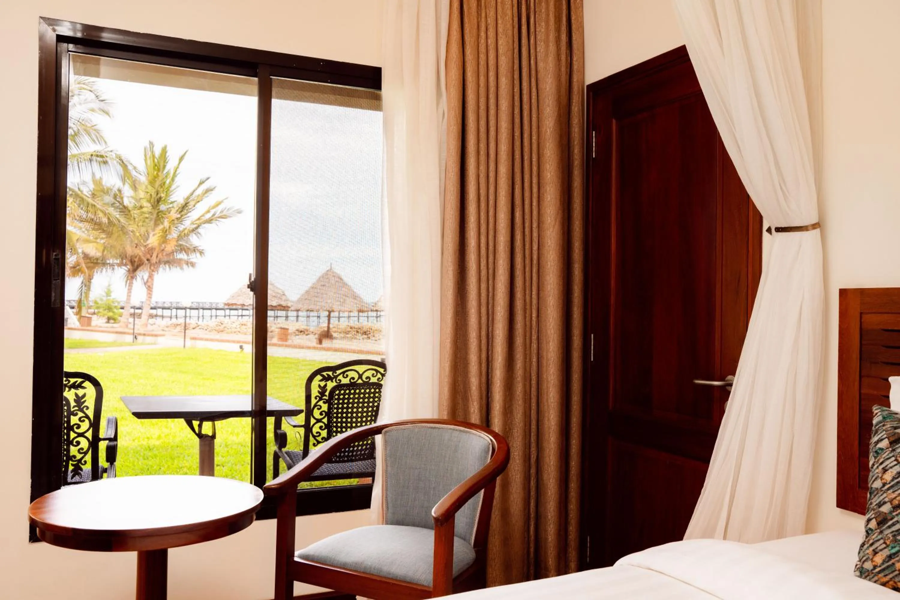 Sea view, Bed in White Sands Hotel