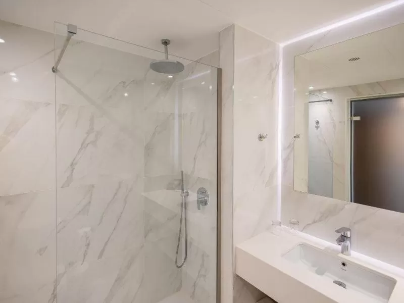 Shower in Ajax Hotel