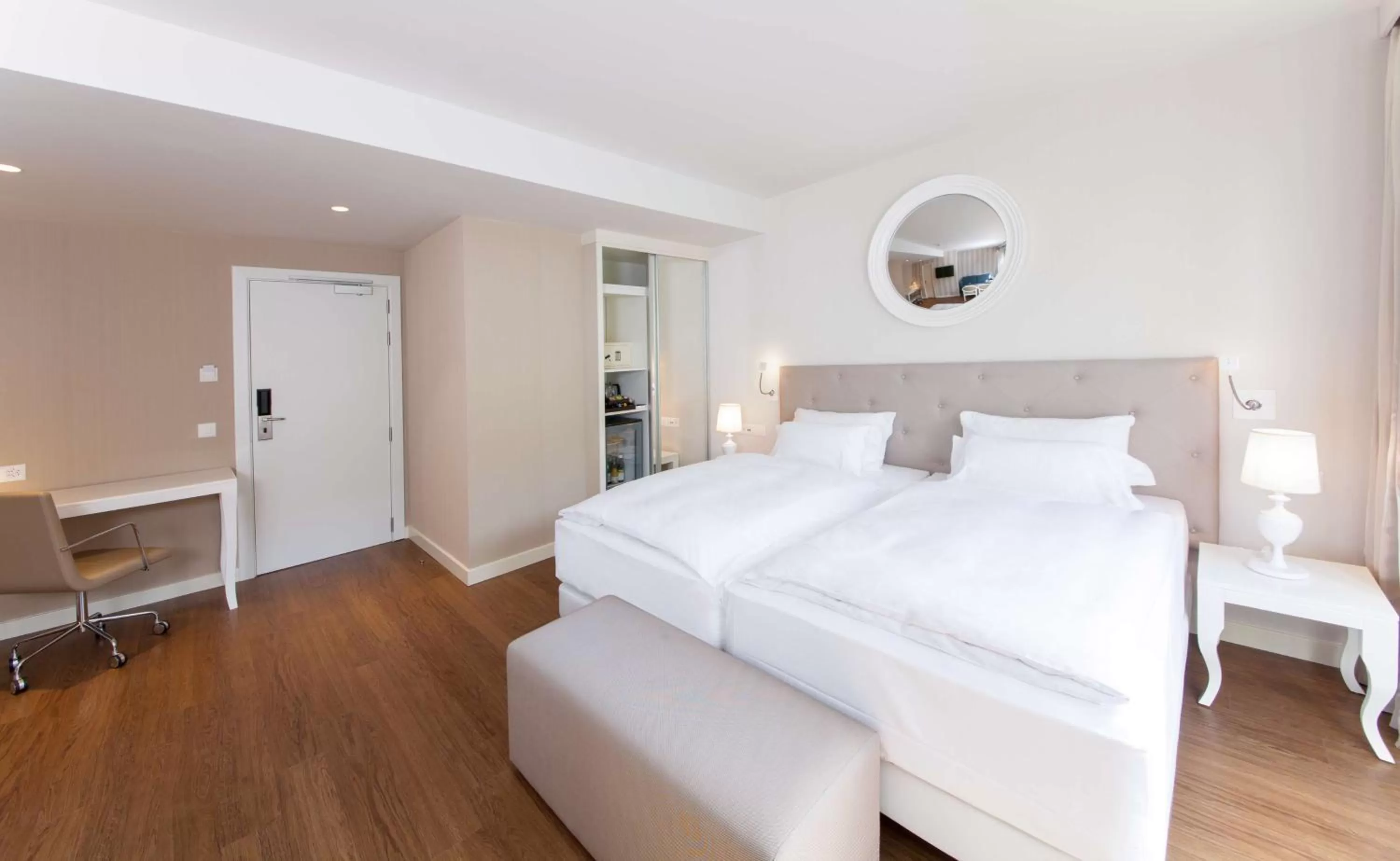 Photo of the whole room, Bed in Geneva by Fassbind