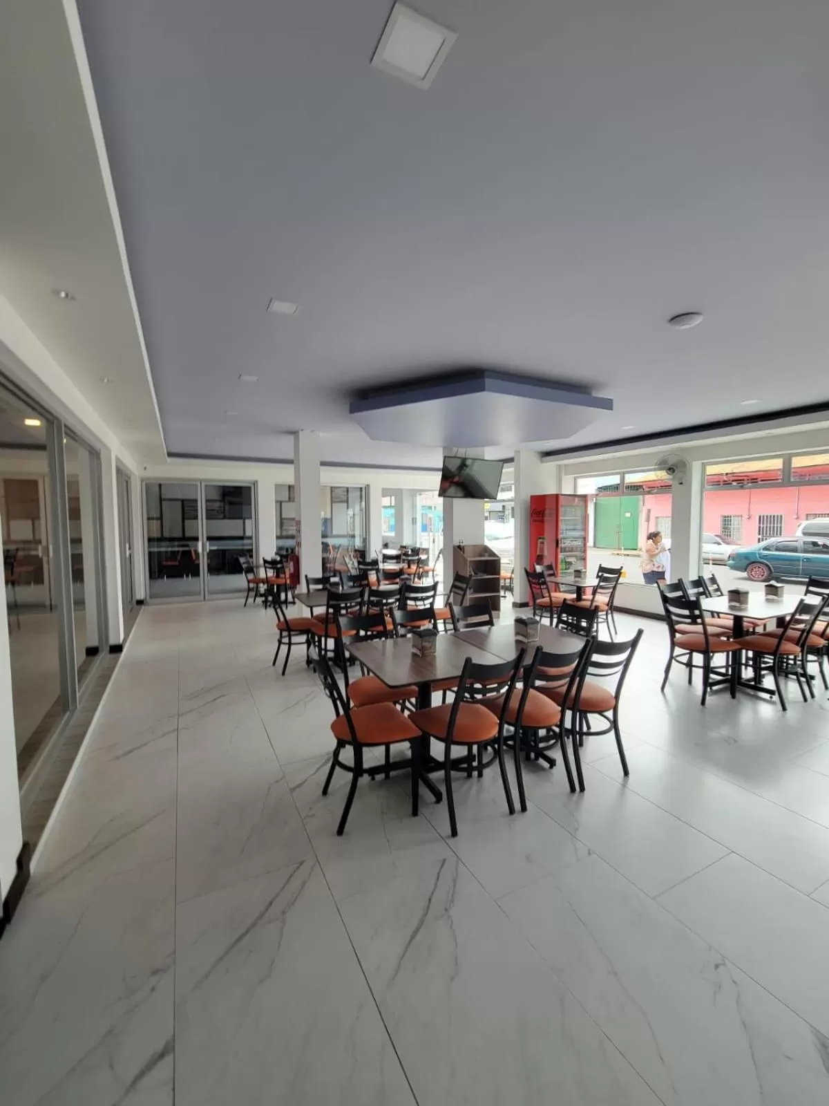 Restaurant/places to eat in Hotel Cayuga