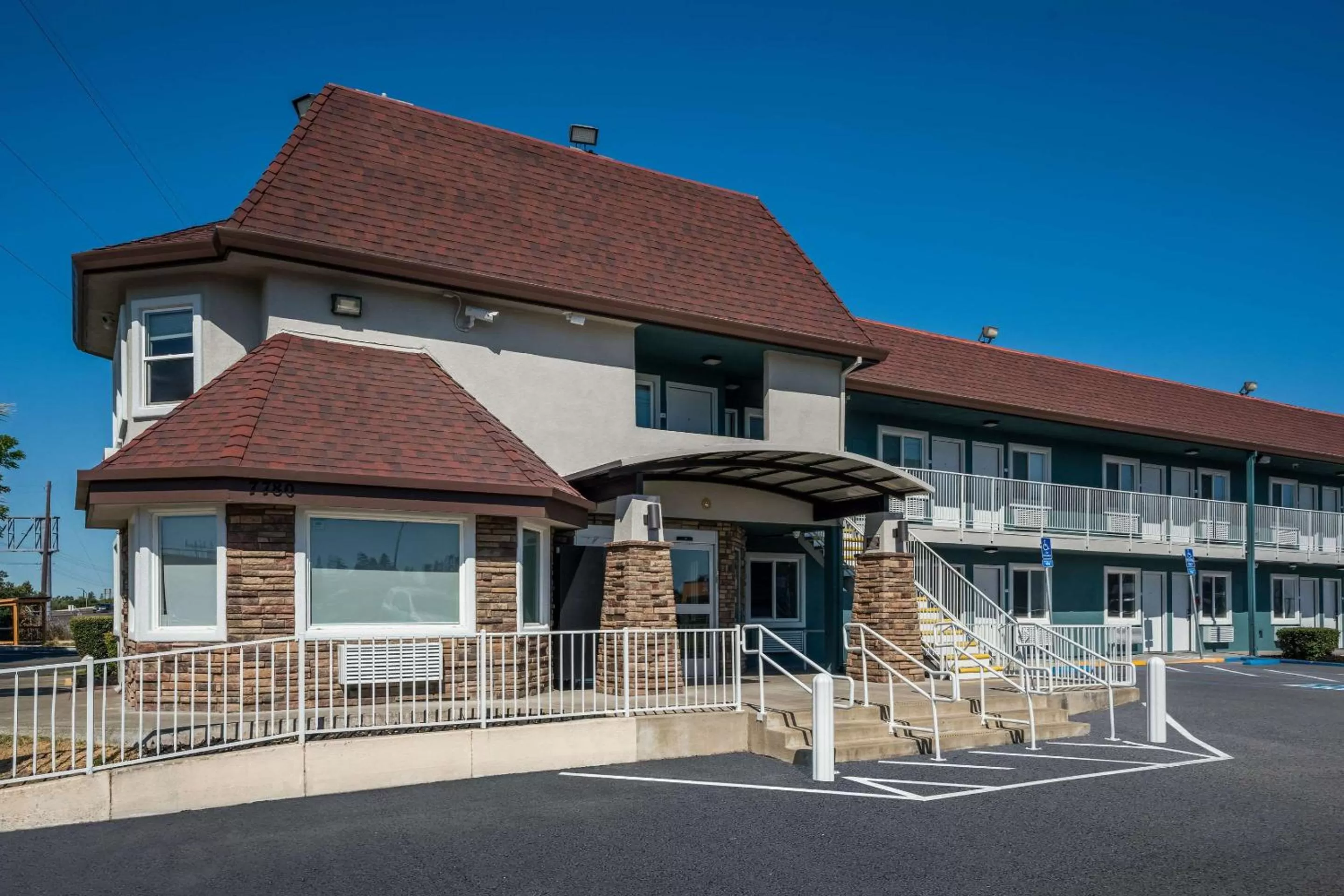 Property building in Quality Inn Elk Grove-Sacramento