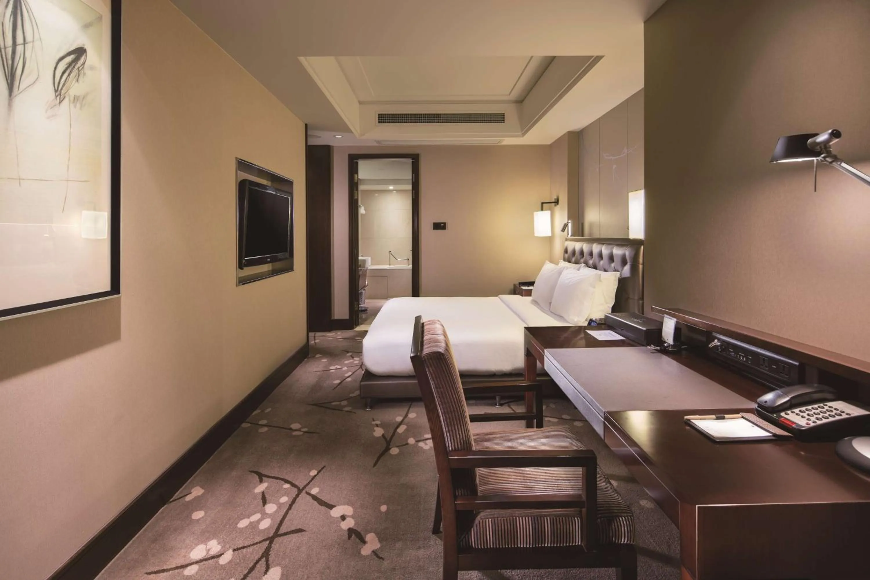 Bedroom, Bed in DoubleTree by Hilton Chongqing - Guanyinqiao railway station