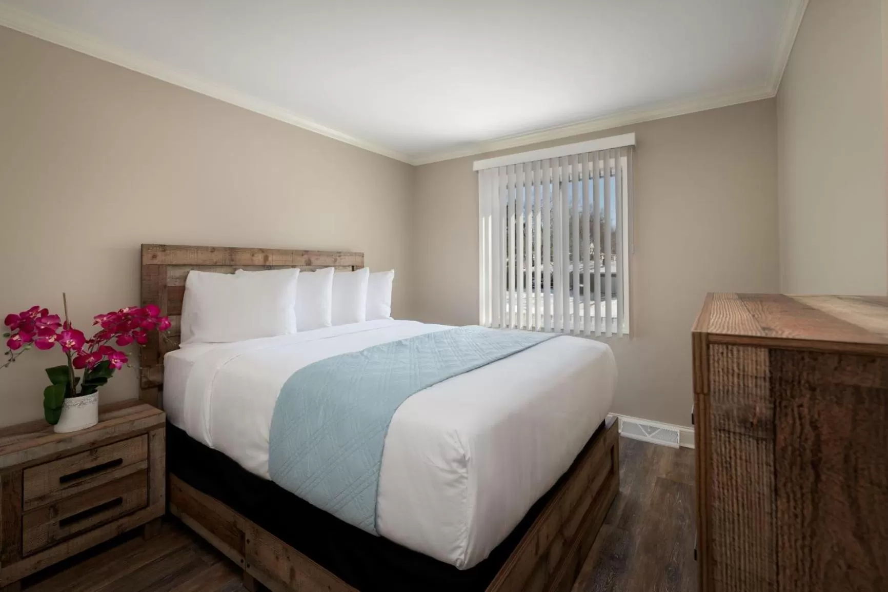 Bed in The VUE Boutique Hotel & Boathouse