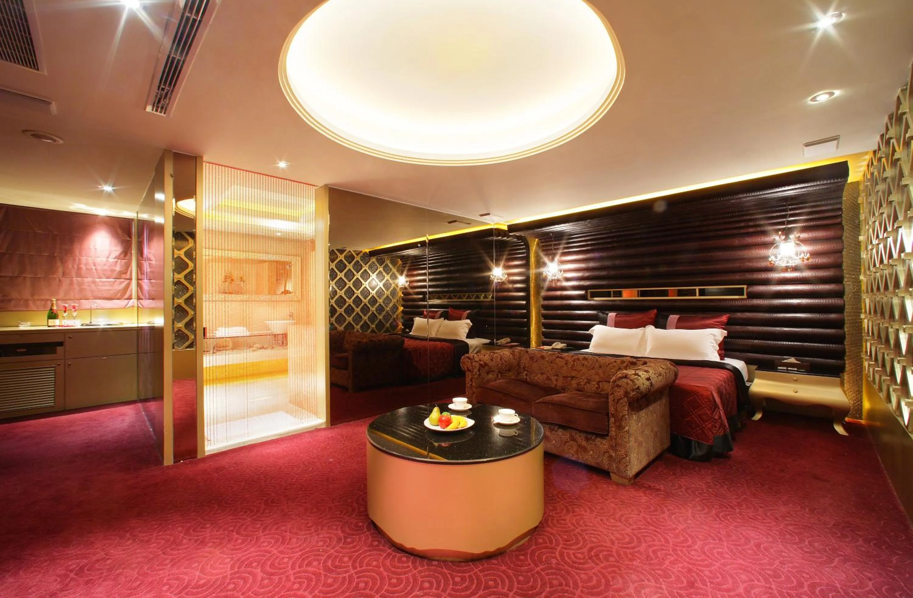 Bedroom, Bed in Dongfeng Motel