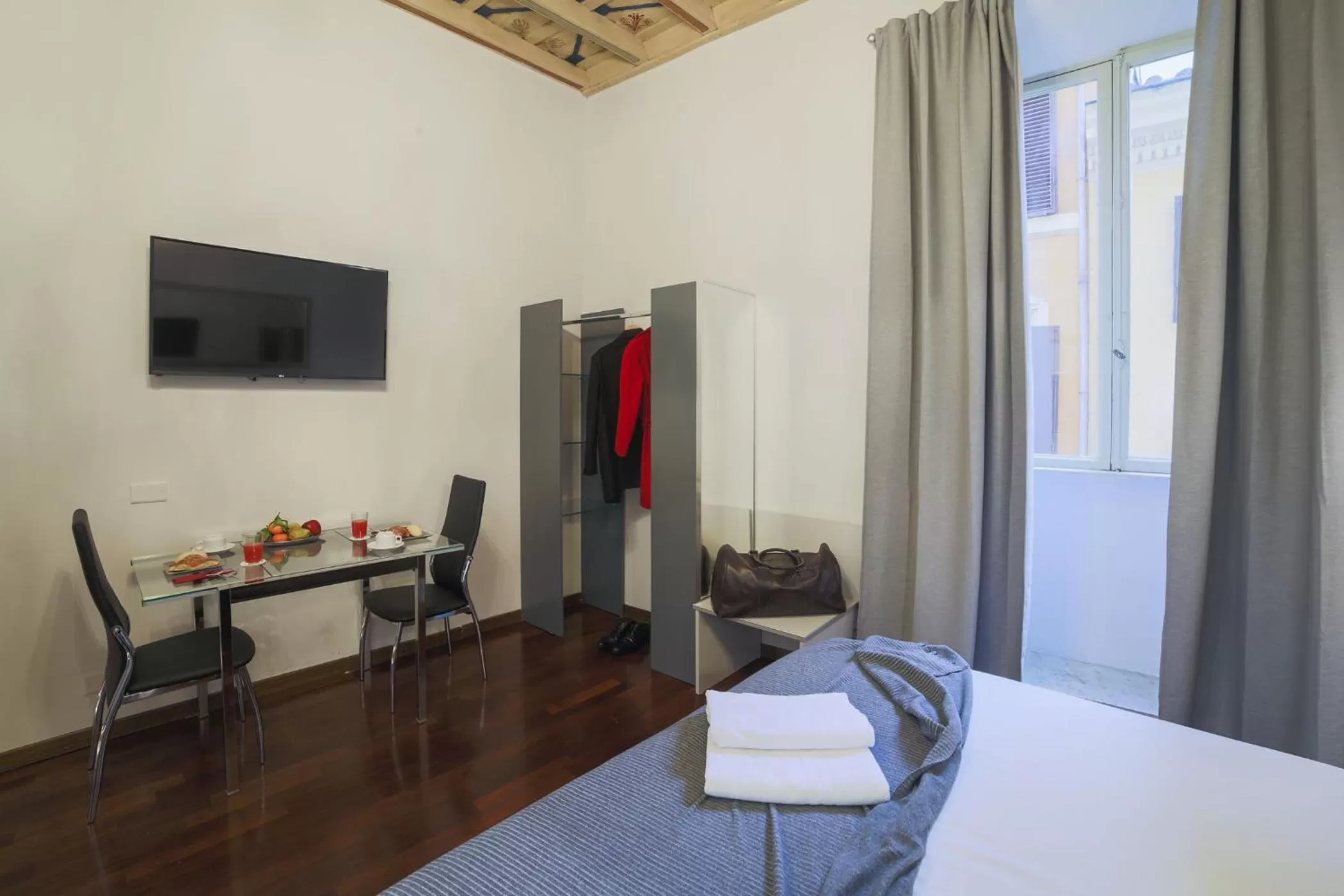 Photo of the whole room, Bed in La Maison Dell'Orologio