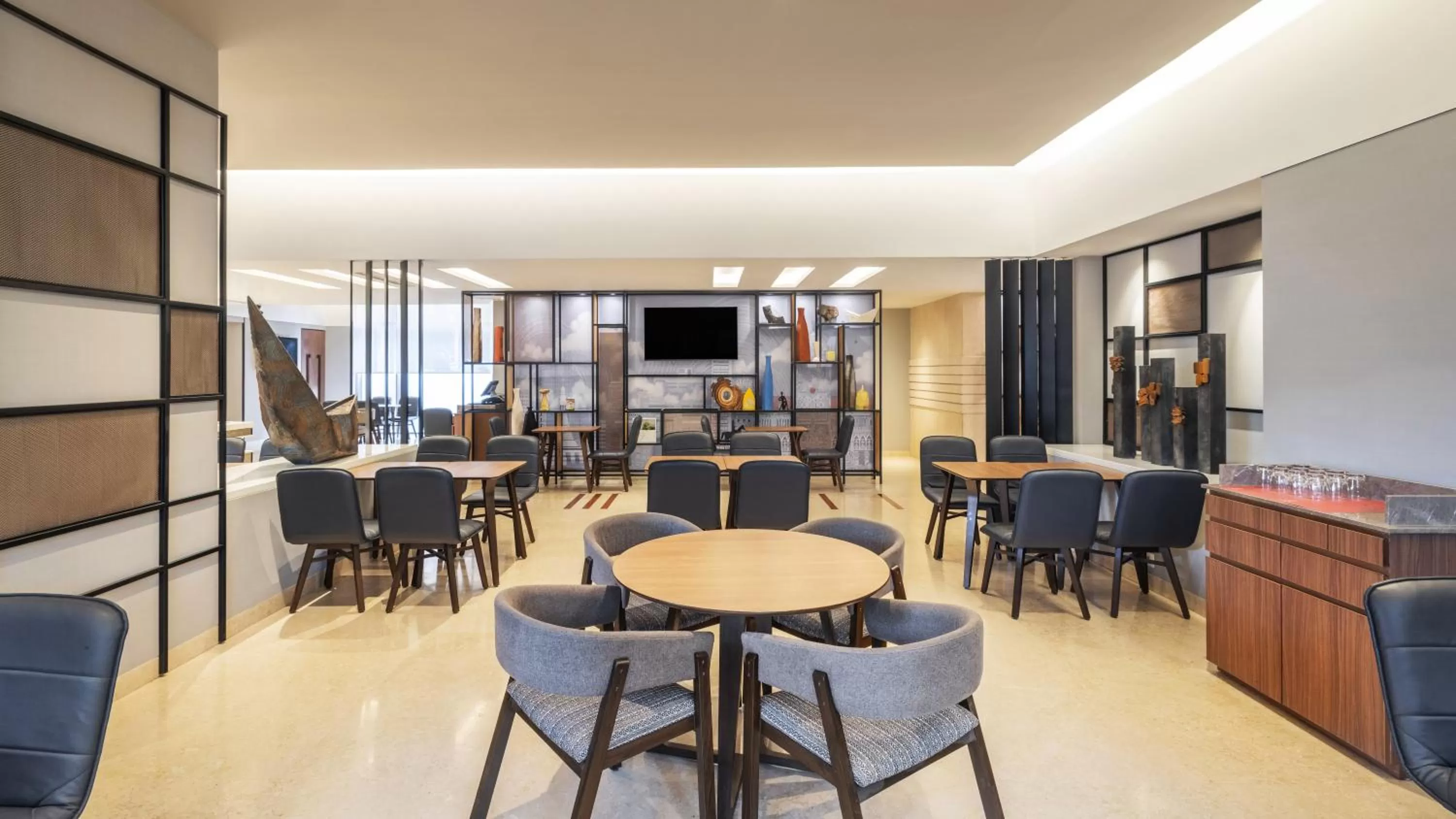 Restaurant/places to eat in ibis Mumbai Airport - An Accor Brand