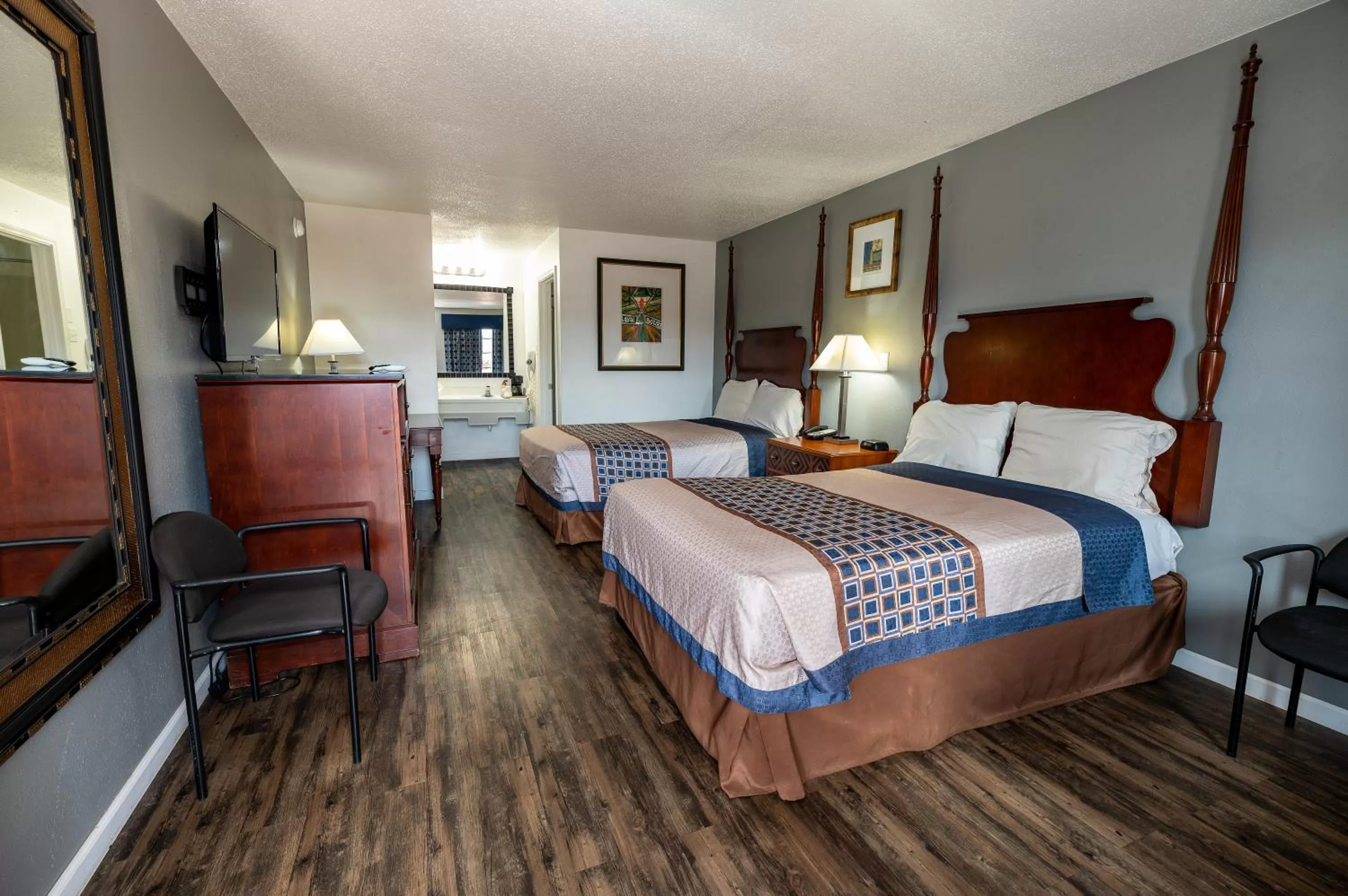 Bed in American Inn & Suites Russellville